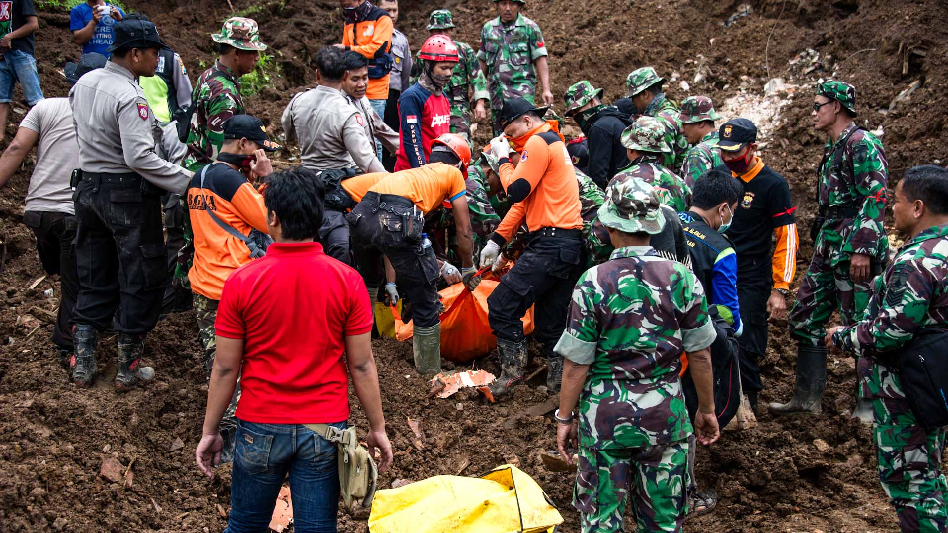 في إندونيسيا.. انزلاق أرضي يدفن 22 بين أنقاضه ويصيب 10 بجروح 