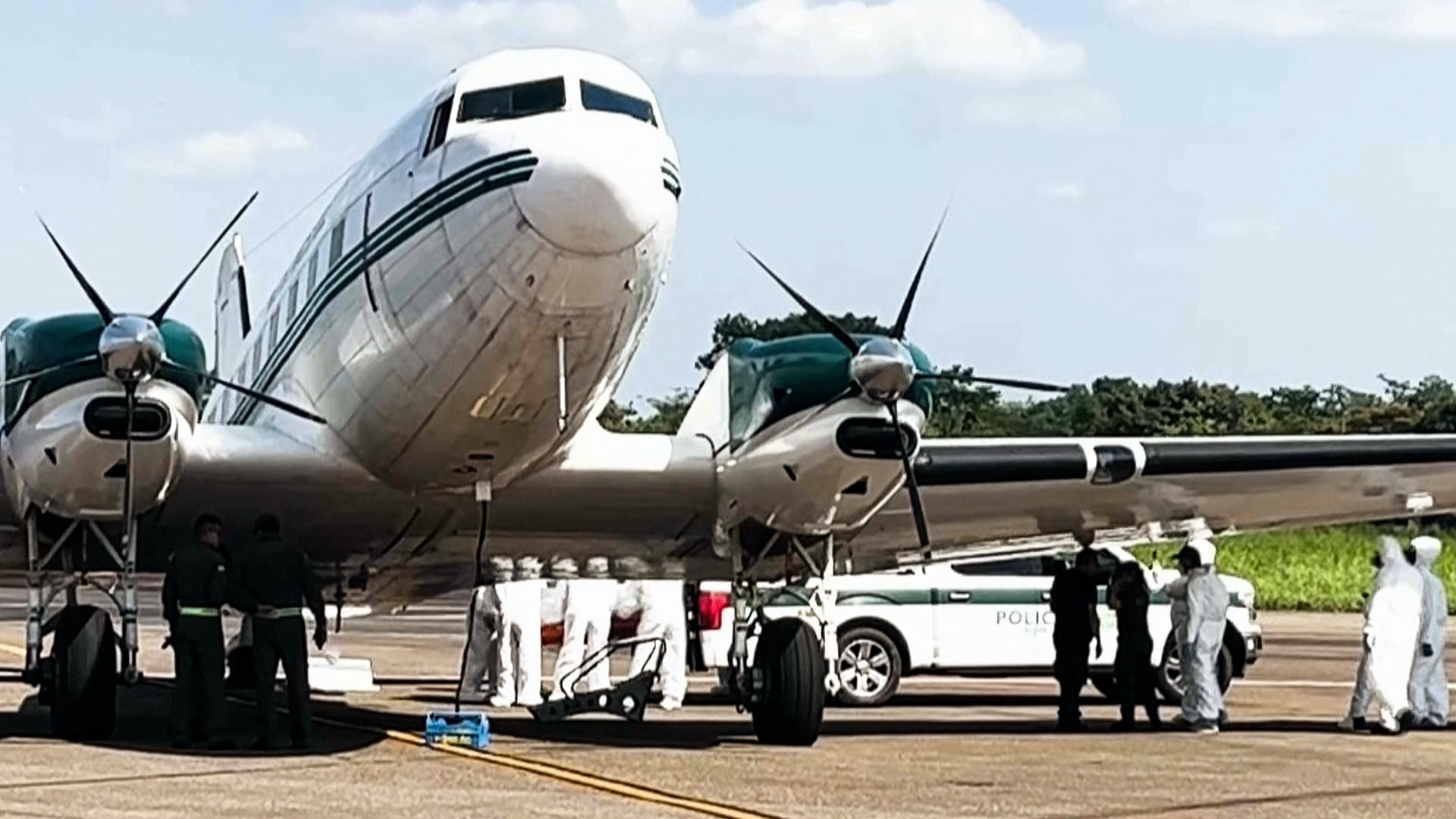 فرق الطب الشرعي الكولومبية تنقل ضحايا عنف حرب العصابات من الأمازون 