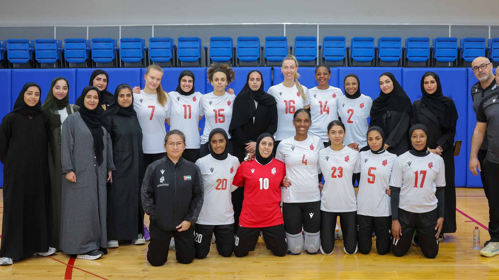 صورة بعنوان: نادي الشارقة الرياضي للمرأة يتفوق على "أمريكية دبي" بدوري الطائرة 