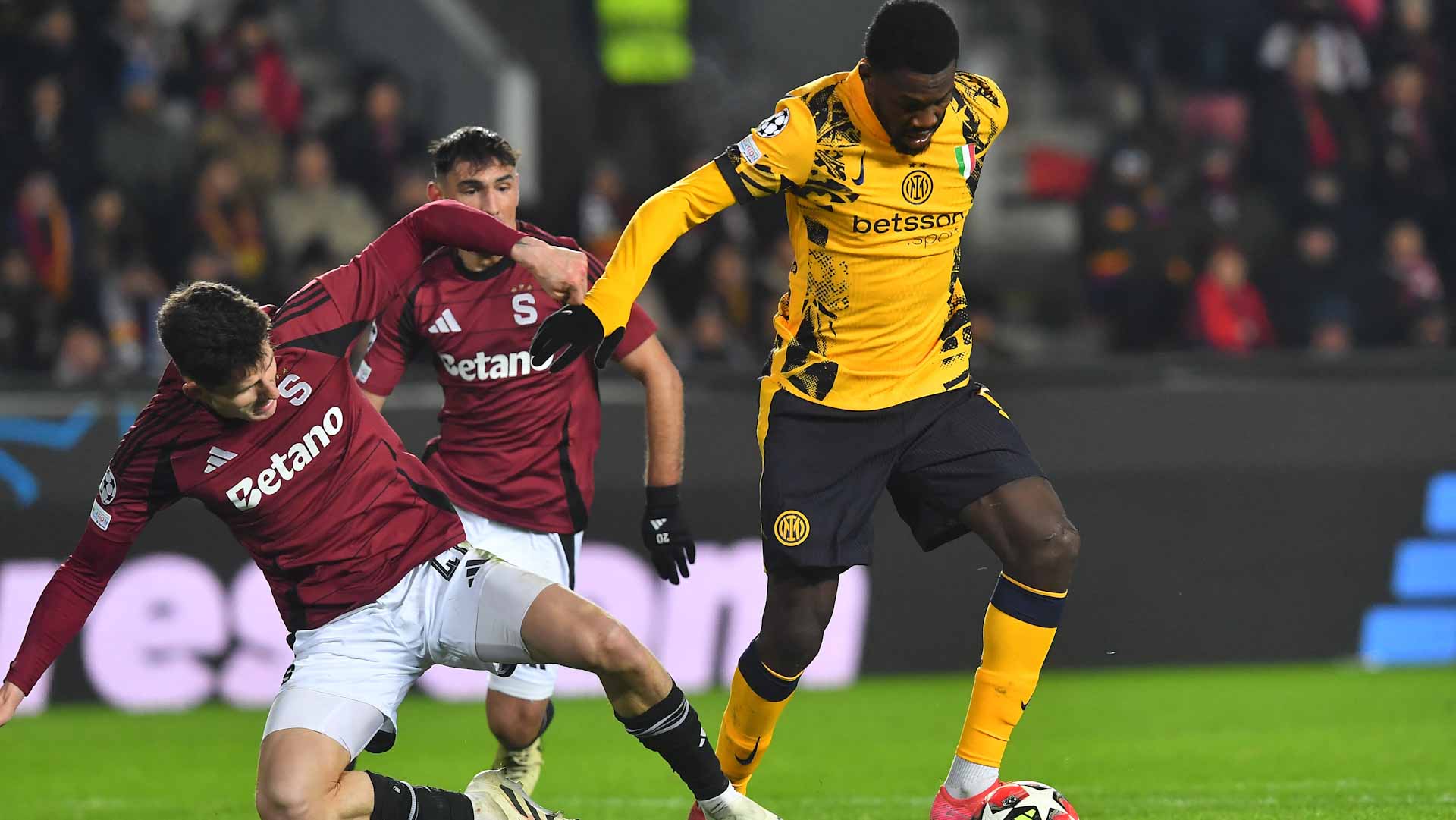 إنتر ميلان يتخطى سبارتا براغ في دوري الأبطال