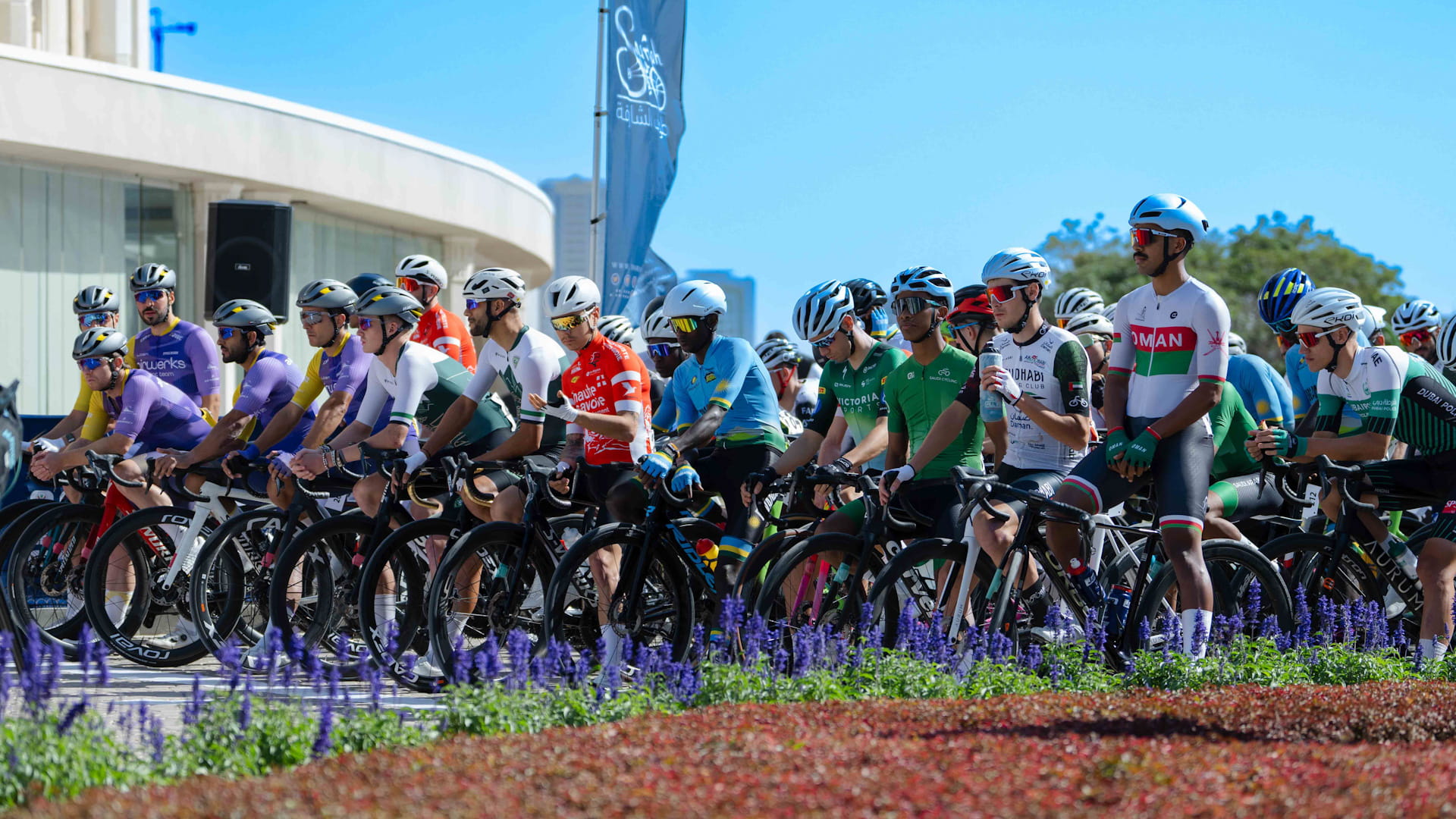 سالم بن عبد الرحمن يشهد انطلاق طواف الشارقة الدولي للدراجات الـ10