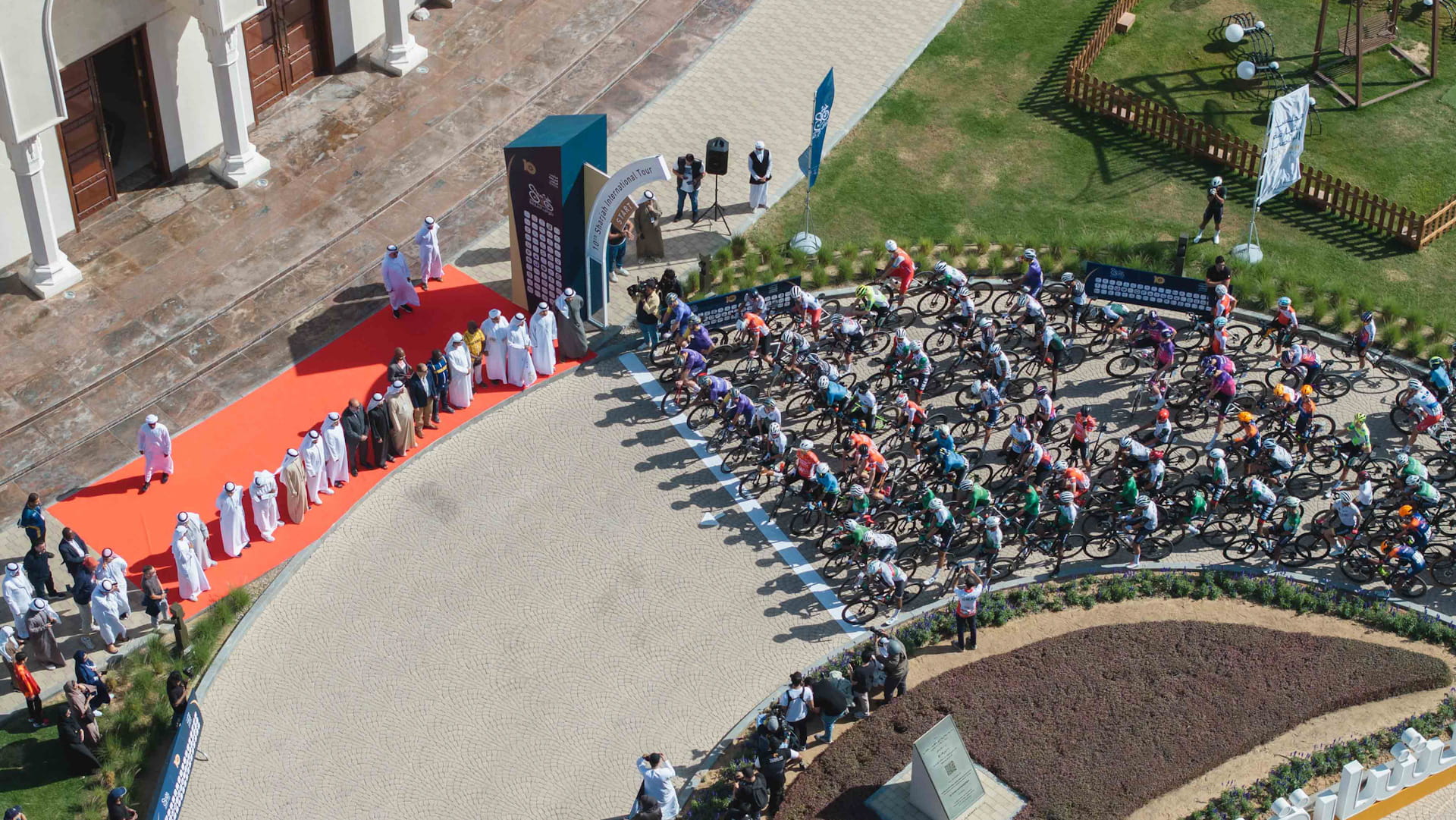 سالم بن عبد الرحمن يشهد انطلاق طواف الشارقة الدولي للدراجات الـ10