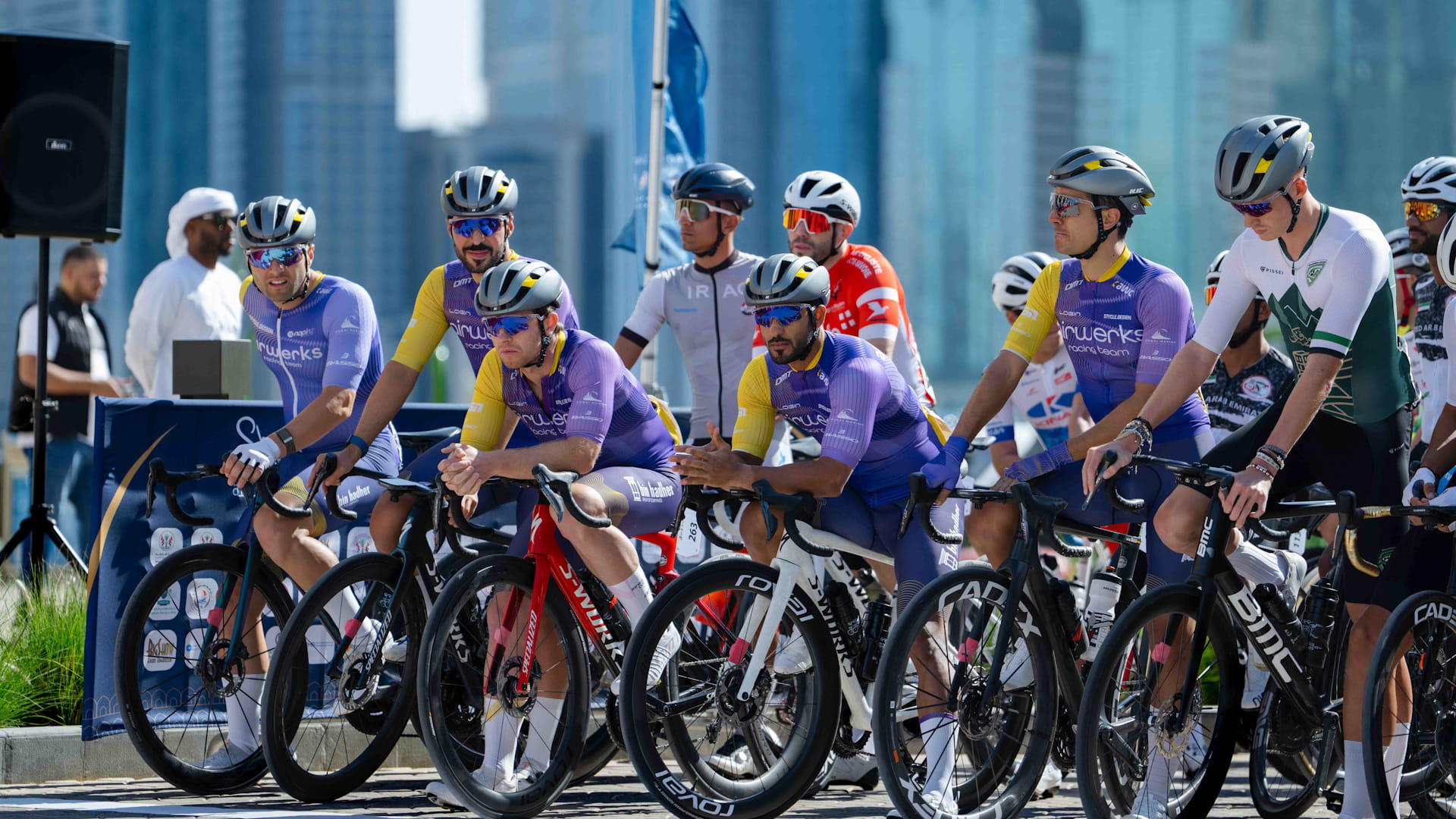 سالم بن عبد الرحمن يشهد انطلاق طواف الشارقة الدولي للدراجات الـ10