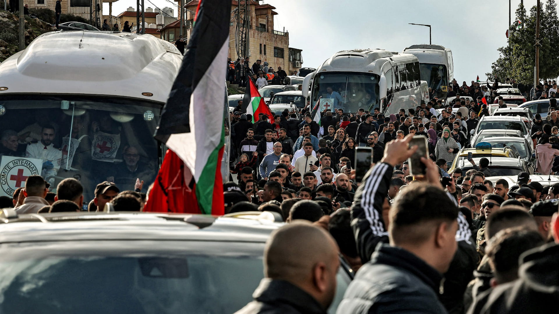 200 Palestinian prisoners released in swap for 4 Israeli soldiers 