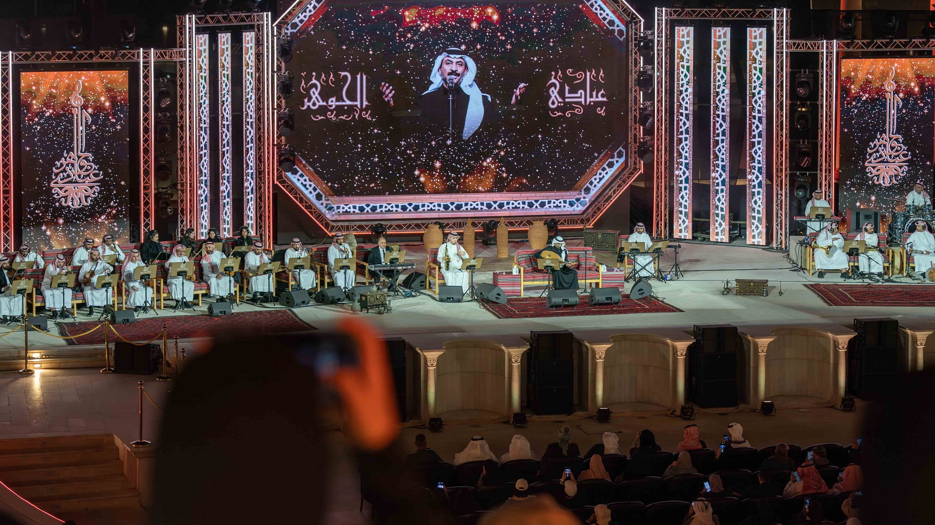 مدرج خورفكان يضيء بليلة طربية ساحرة مع عبادي الجوهر وزينة عماد 