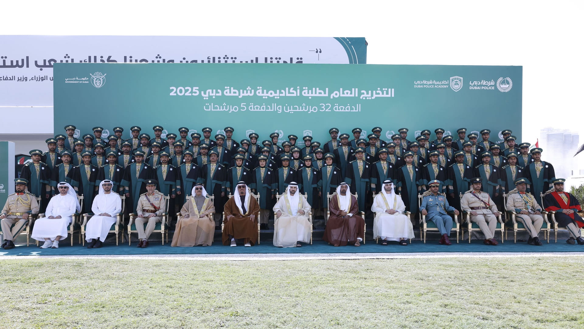 حمدان بن محمد يشهد حفل تخريج طلبة أكاديمية شرطة دبي 