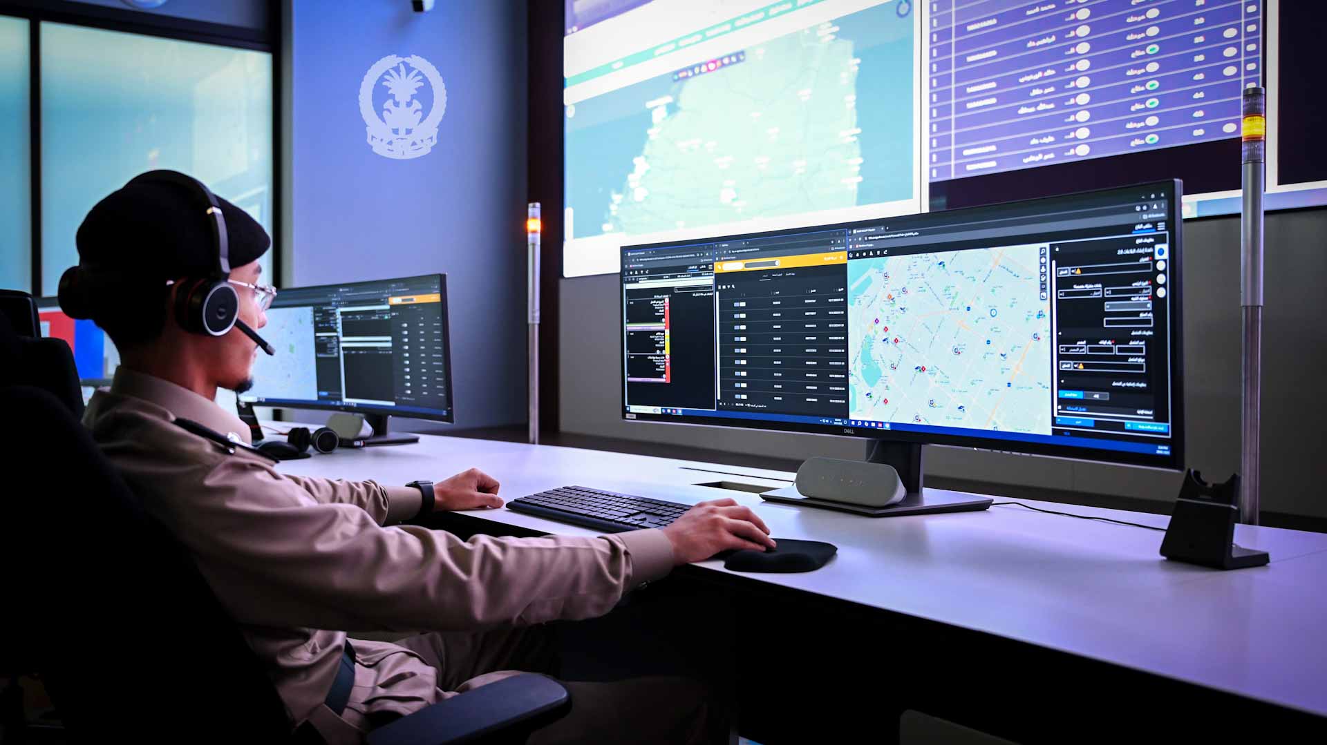 شرطة الشارقة تتعامل مع سائق تعطل مثبت سرعة مركبته 