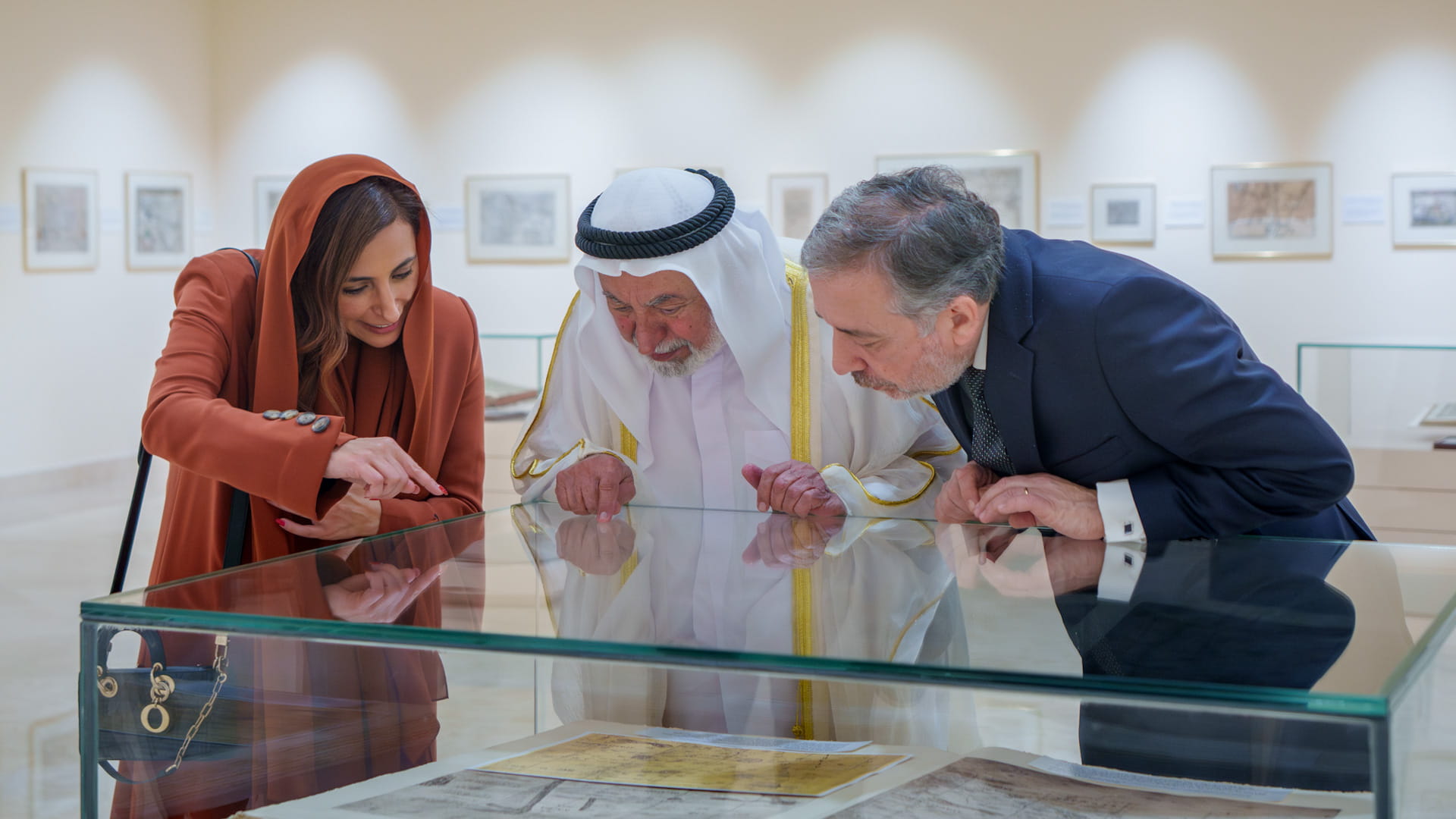 حاكم الشارقة يبحث ورئيس المكتبة الوطنية الفرنسية تعزيز التعاون