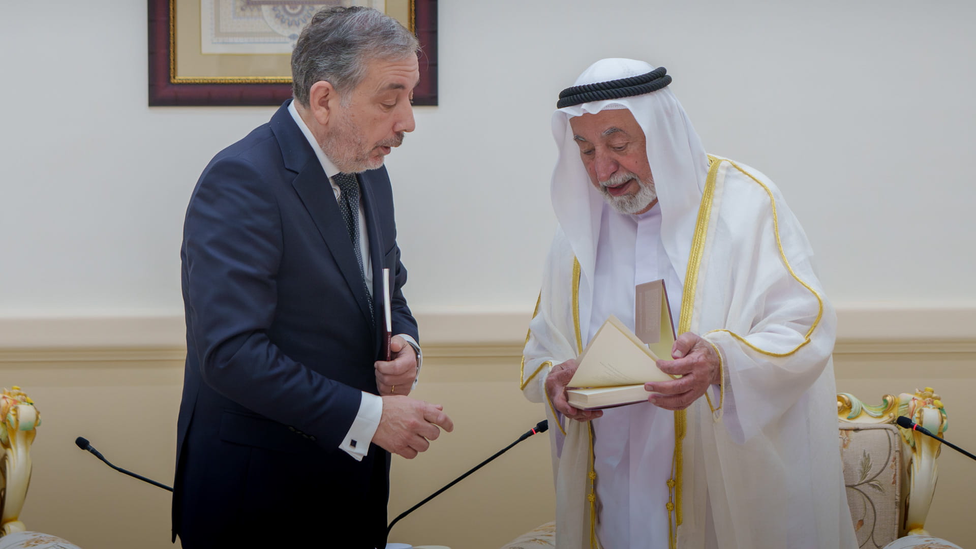 حاكم الشارقة يبحث ورئيس المكتبة الوطنية الفرنسية تعزيز التعاون