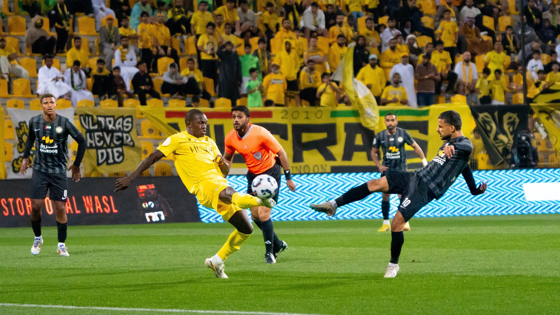 كلباء يعود من "زعبيل" بنقطة غالية بعد تعادله مع الوصل بدوري أدنوك