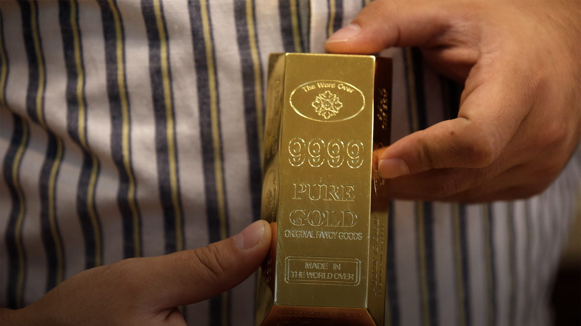 المعدن الأصفر يبرق مستغلاً ضعف الدولار وغياب سياسة المركزي الأميركي 