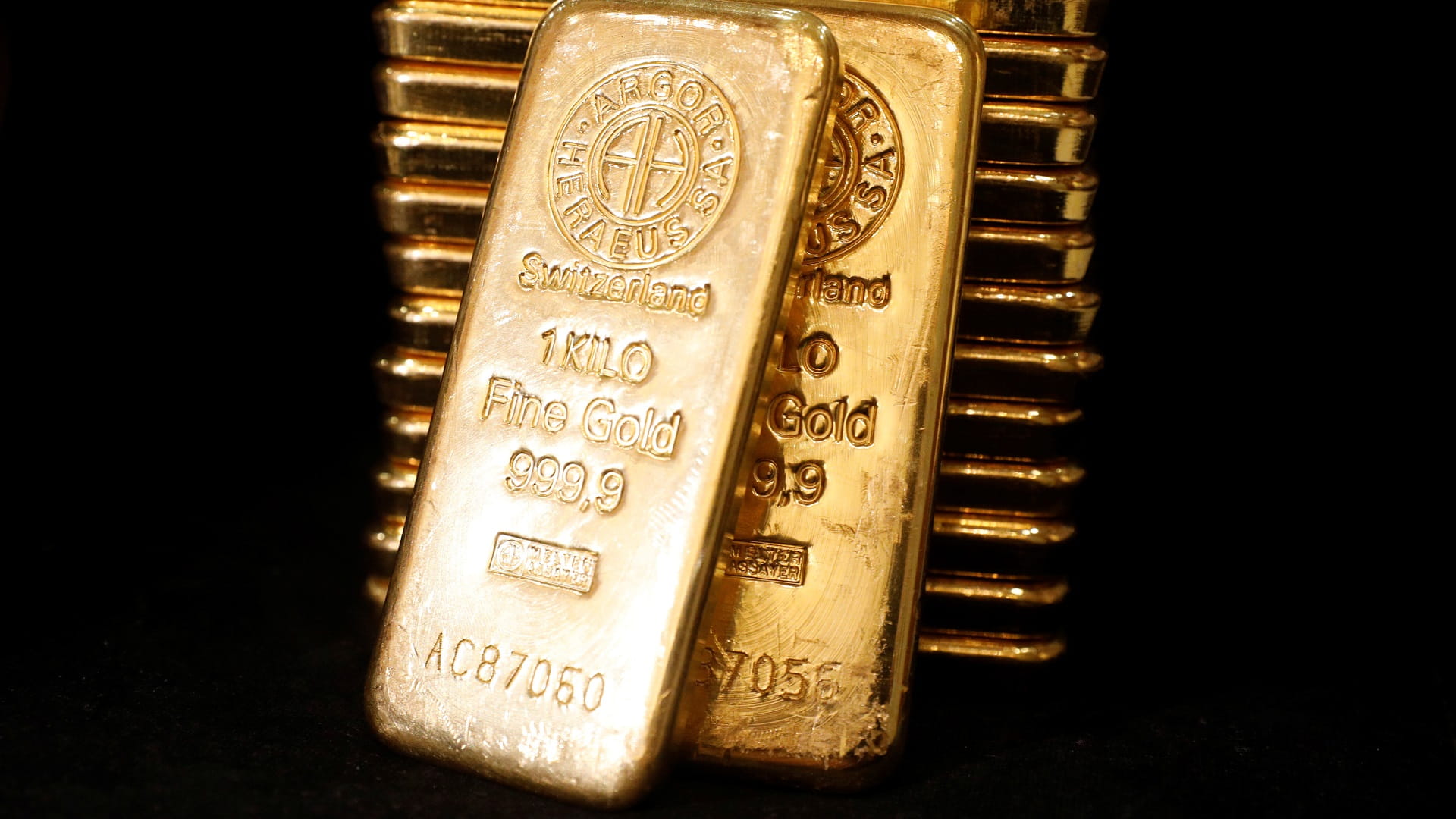 الذهب يتراجع وسط ترقب بيانات أميركية وموقف مجلس الاحتياطي 