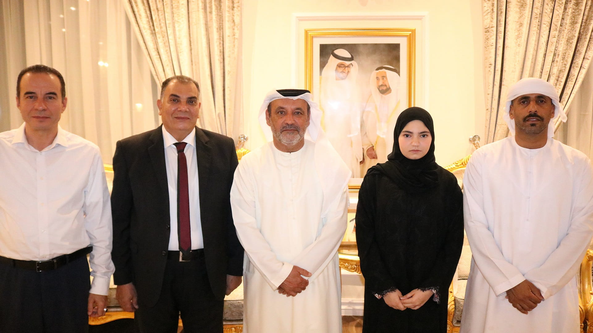 والي جزيرة أبو موسى يُكرّم طالبتين متفوقتين في احتفالية تربوية 