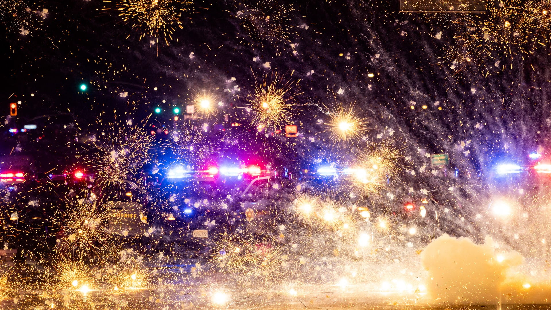 انفجار مستودع ألعاب نارية يشعل حرائق في كاليفورنيا مع فقدان 7 أشخاص 