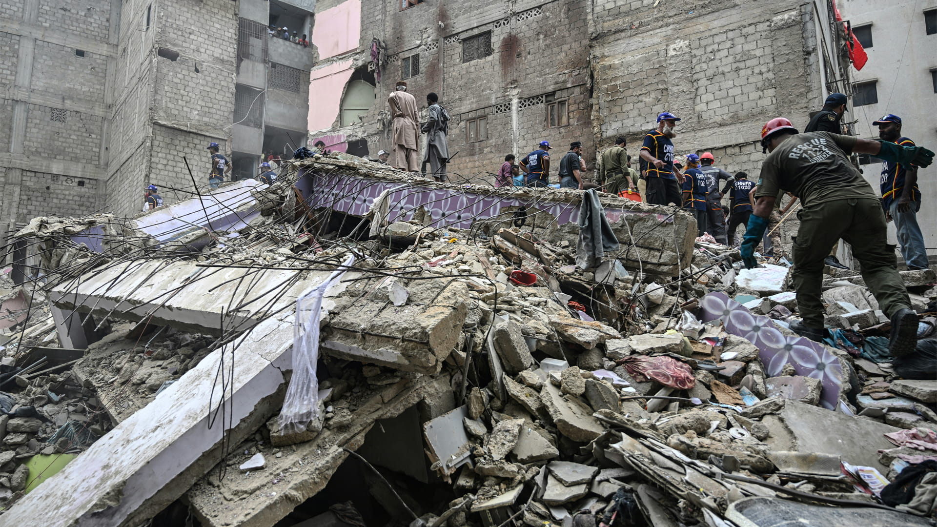 وفاة وإصابة 11 شخصاً بانهيار مبنى متهالك في باكستان 