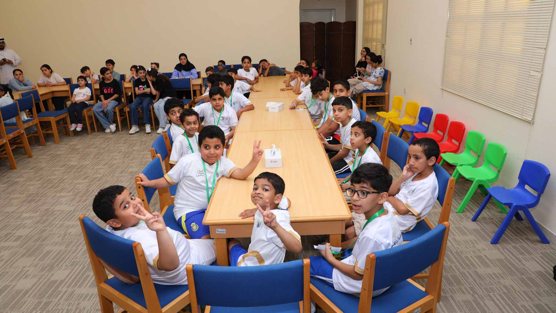 صورة بعنوان: ورشة فنية بنادي دبا الحصن تغرس قيم البيئة عبر الرسم على الحقائب 