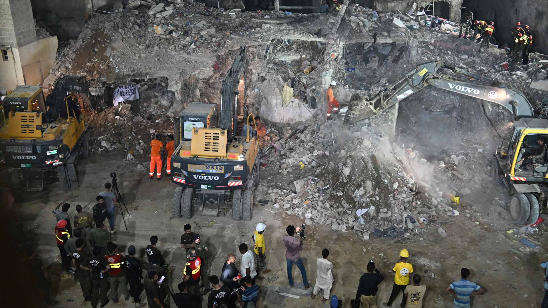 Rescue efforts ongoing after Pakistan building collapse 