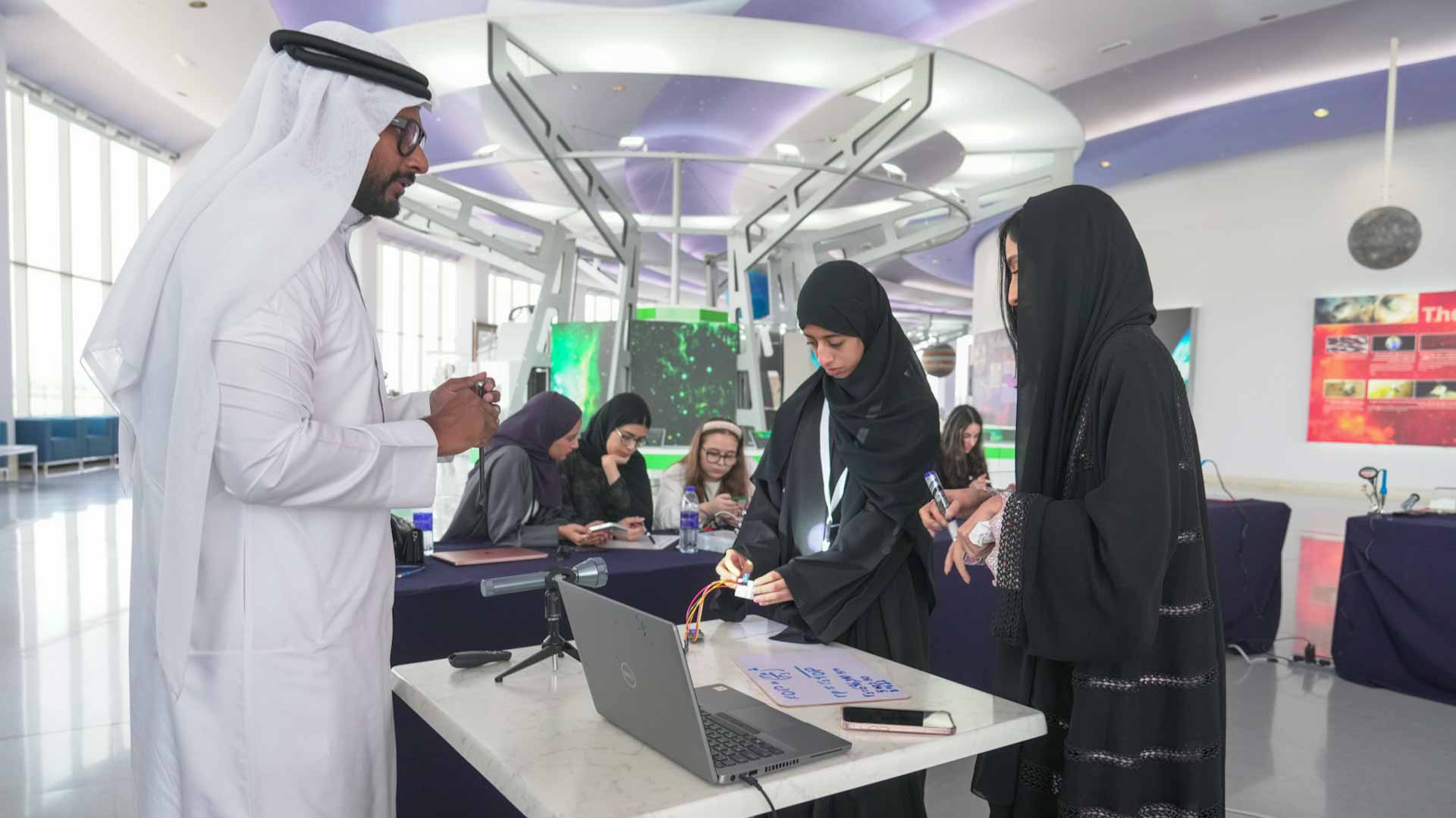 صورة بعنوان: "أكاديمية الشارقة للفضاء" تنظم ورشة عمل "اكتشاف الكواكب النجمية" 