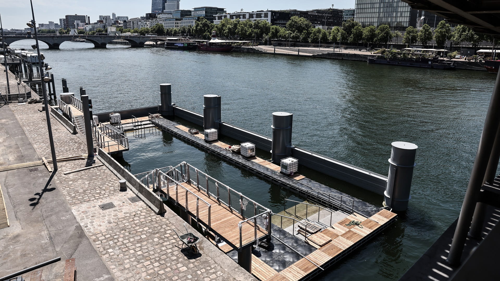 الباريسيون يعودون للسباحة في نهر السين بعد أكثر من قرن على حظرها 