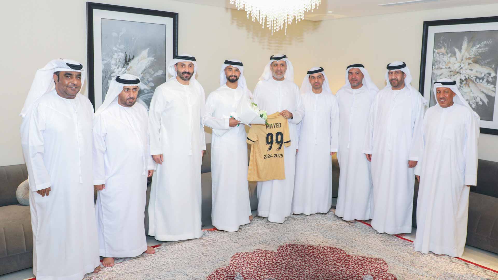 نادي دبا الحصن يواصل تكريم متفوقي الثانوية تحفيزًا لتميزهم العلمي 