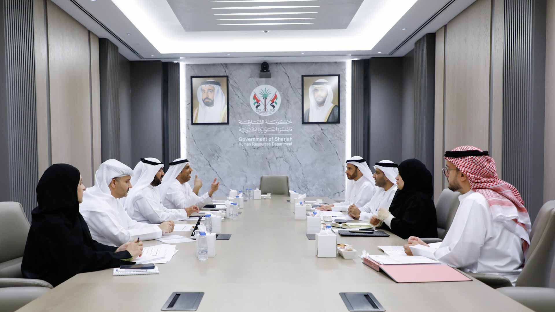 تنسيق بين موارد ومالية وقانونية وقضاء الشارقة لبحث مواضيع إدارية واقتصادية 