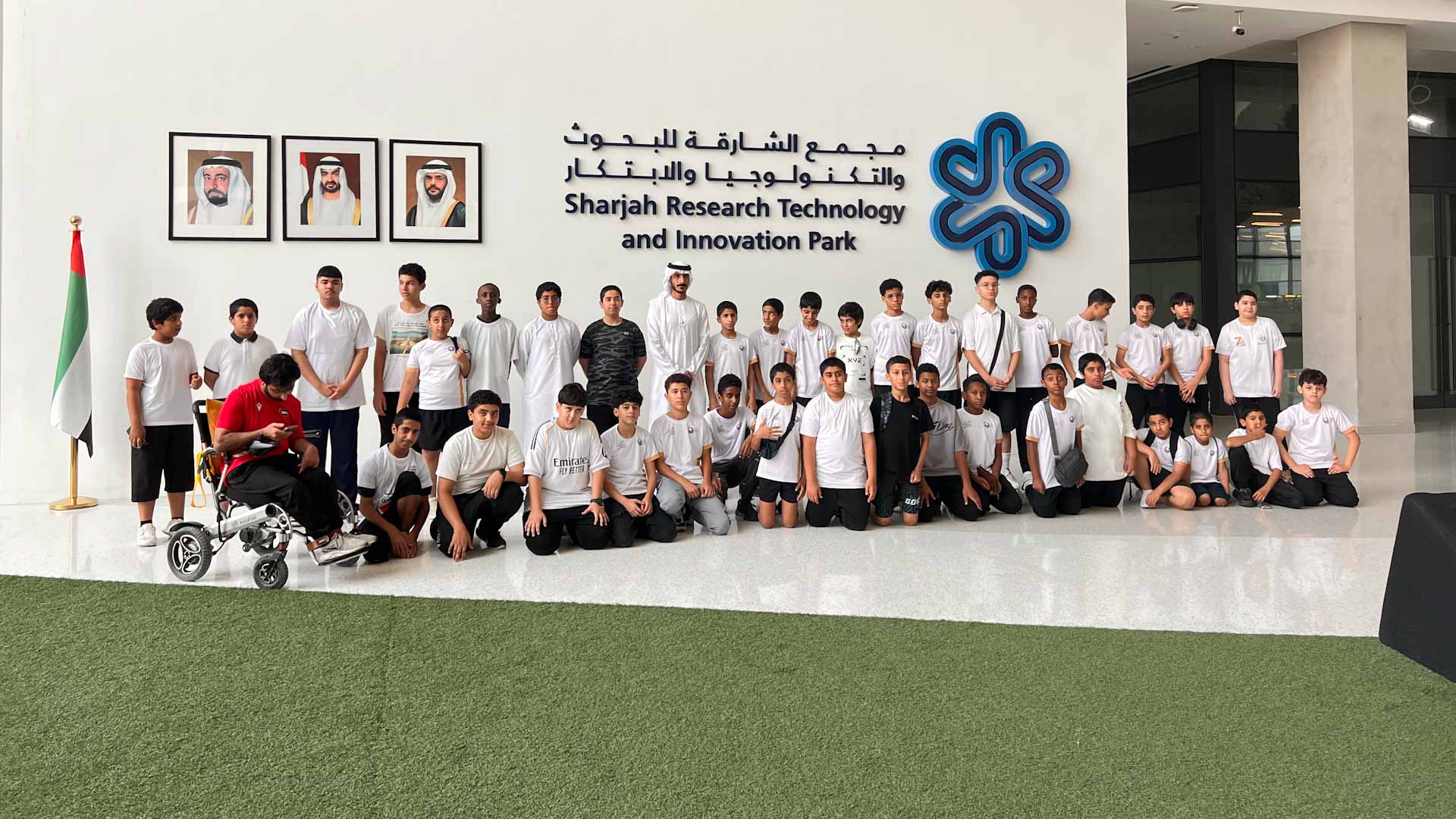 مشاركو عطلتنا غير بنادي الذيد يزورون "مجمع البحوث " لتعزيز الوعي بالابتكار  