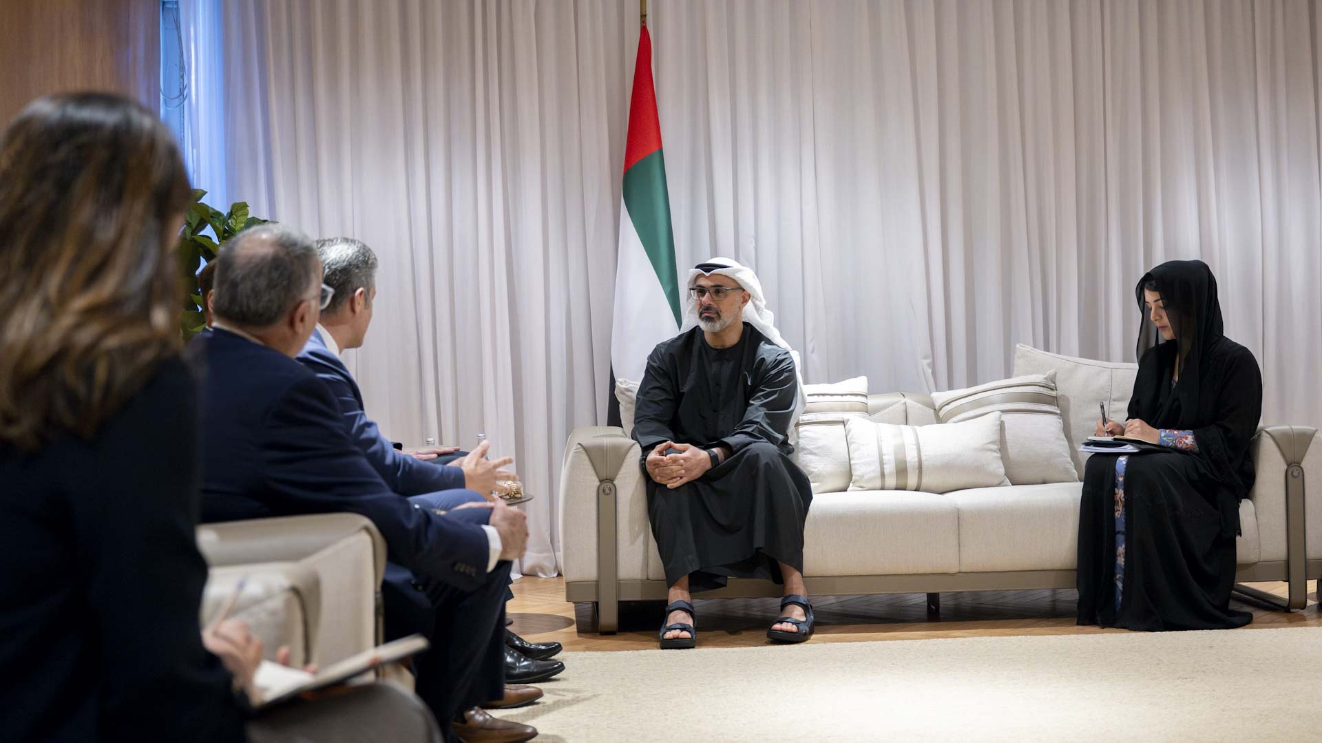 ولي عهد أبوظبي يبحث التعاون مع الرئيس التنفيذي لشركة "إمبراير" 