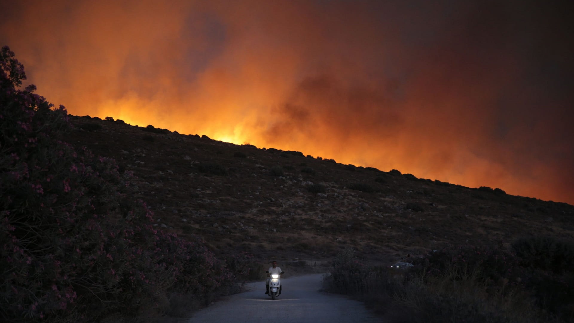 761 حريقاً في تركيا خلال 10 أيام يتسبب بتدمير قرى ونزوح آلاف السكان 