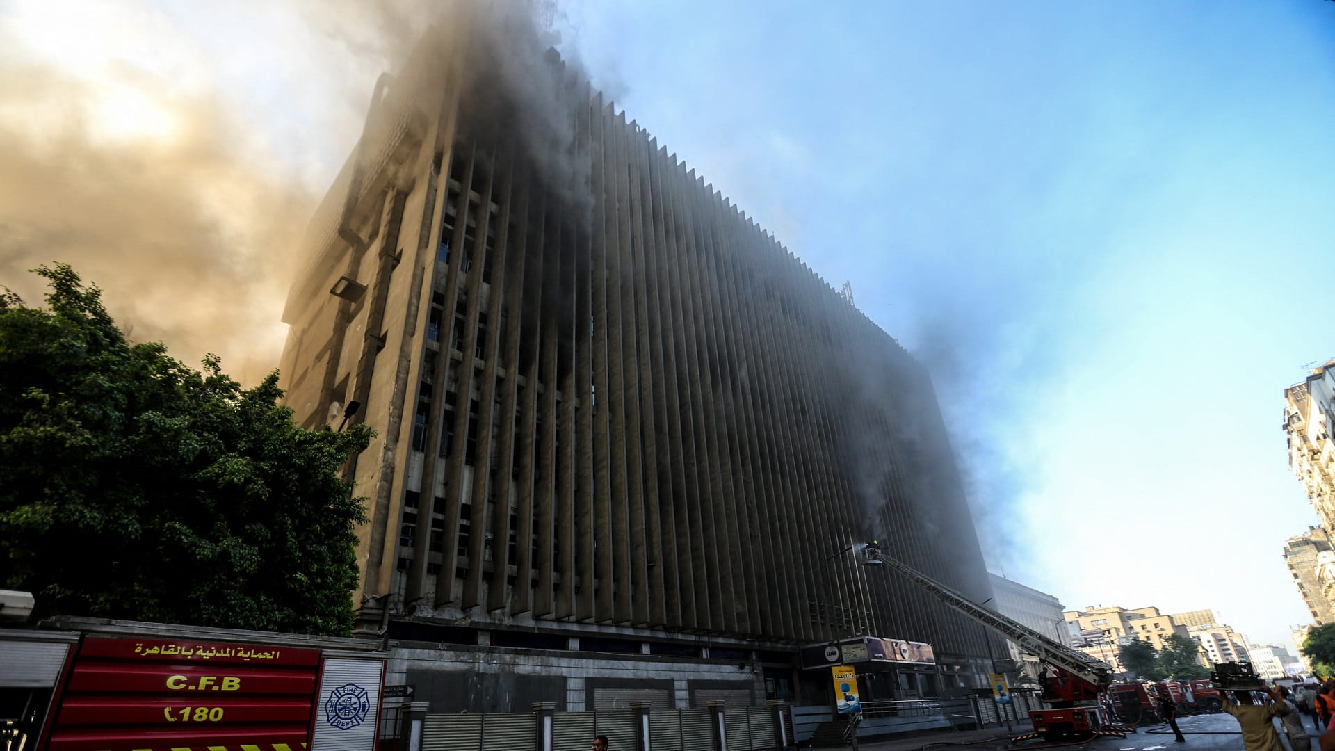حريق بمبنى سنترال مركزي بالقاهرة يعطل الاتصالات ويصيب 22 شخصاً