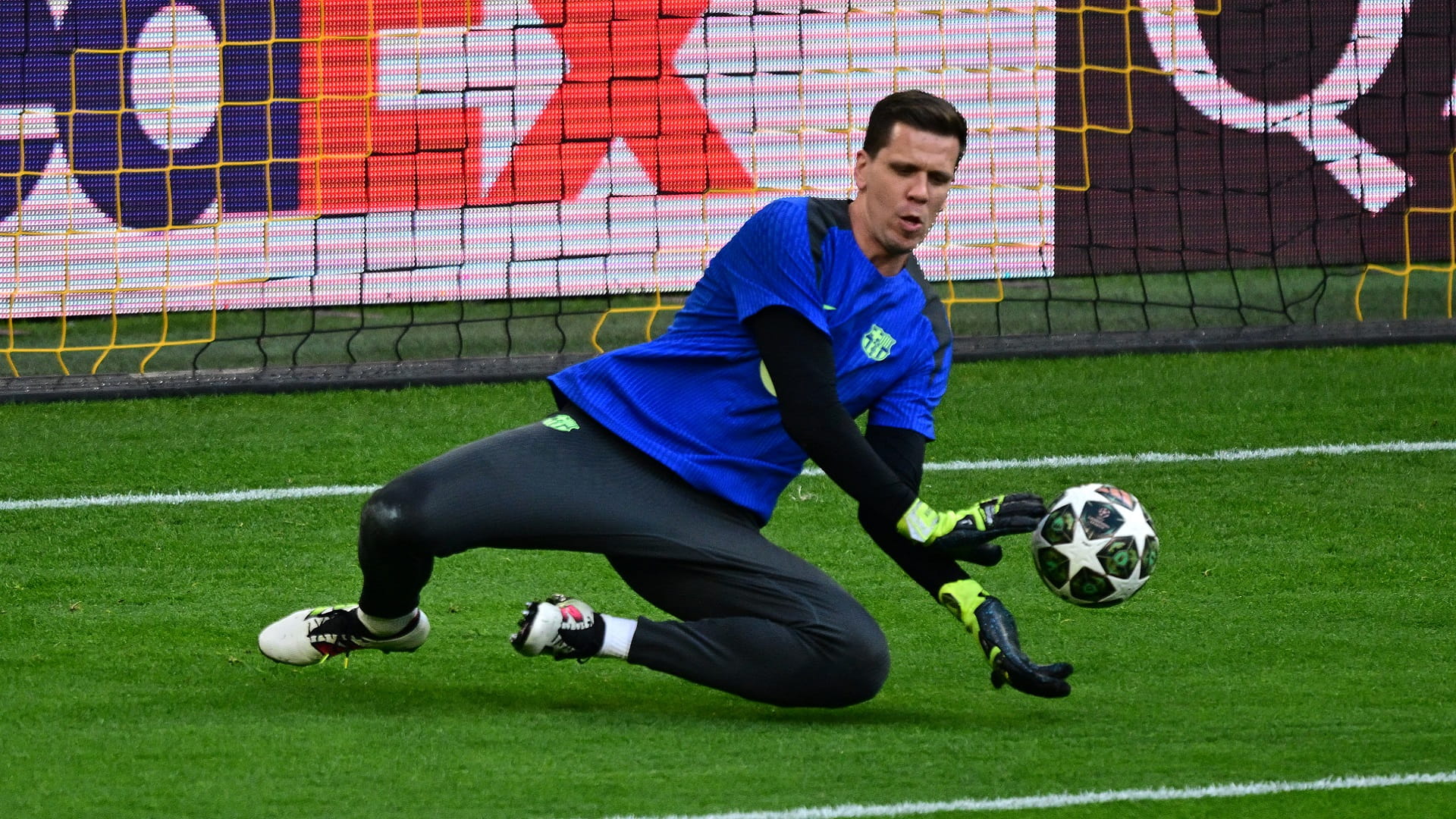 برشلونة يجدد الثقة بالحارس المخضرم تشيزني  