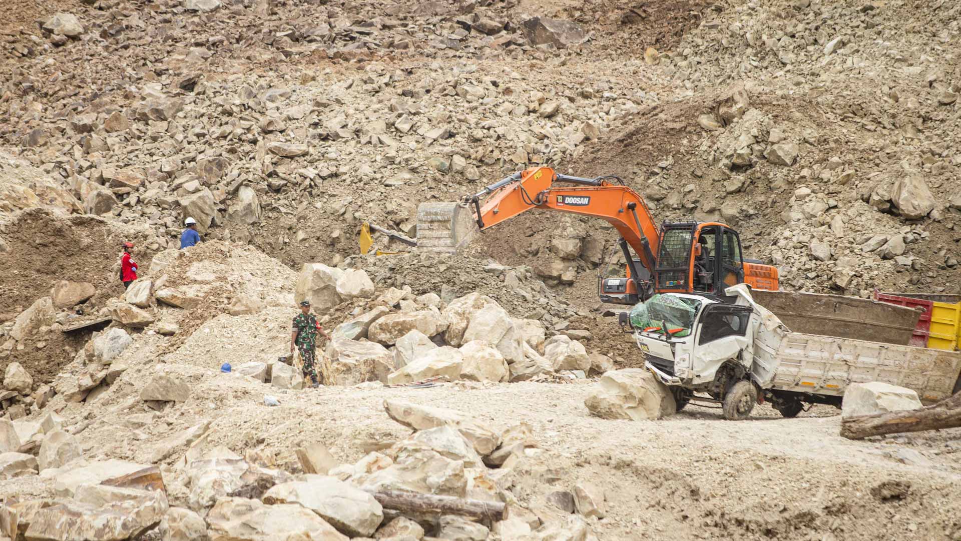 انهيار طيني على الحدود الصينية النيبالية يخفي بين أنقاضه 17 شخصاً