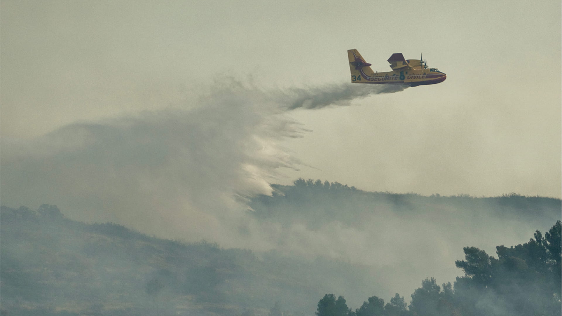 حريق ضخم يلتهم ألف هكتار بجنوب فرنسا ويجبر سكان قرية على مغادرتها  