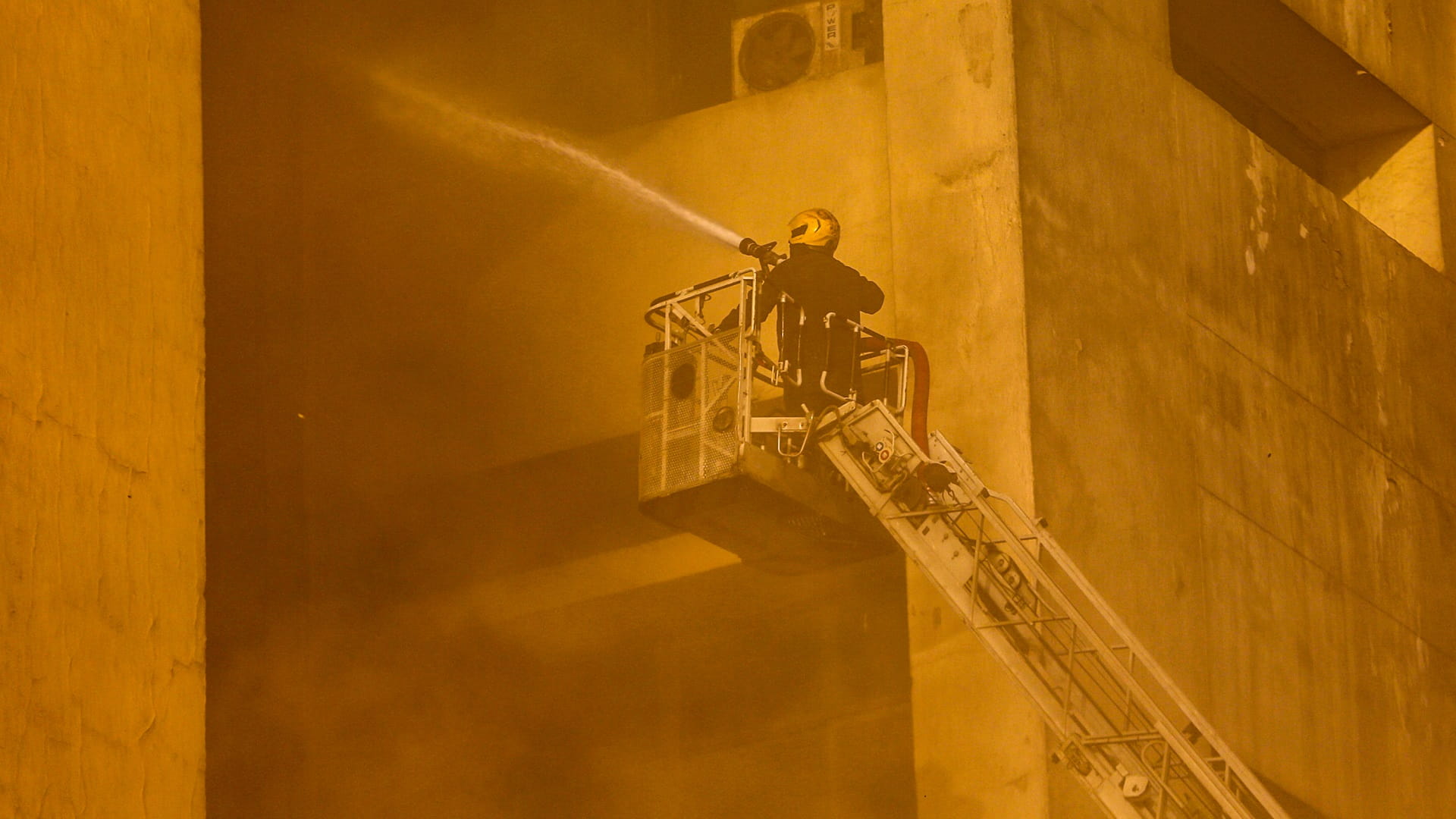 ارتفاع عدد ضحايا حريق سنترال رمسيس بالقاهرة لـ4 وفيات و27 مصاباً 