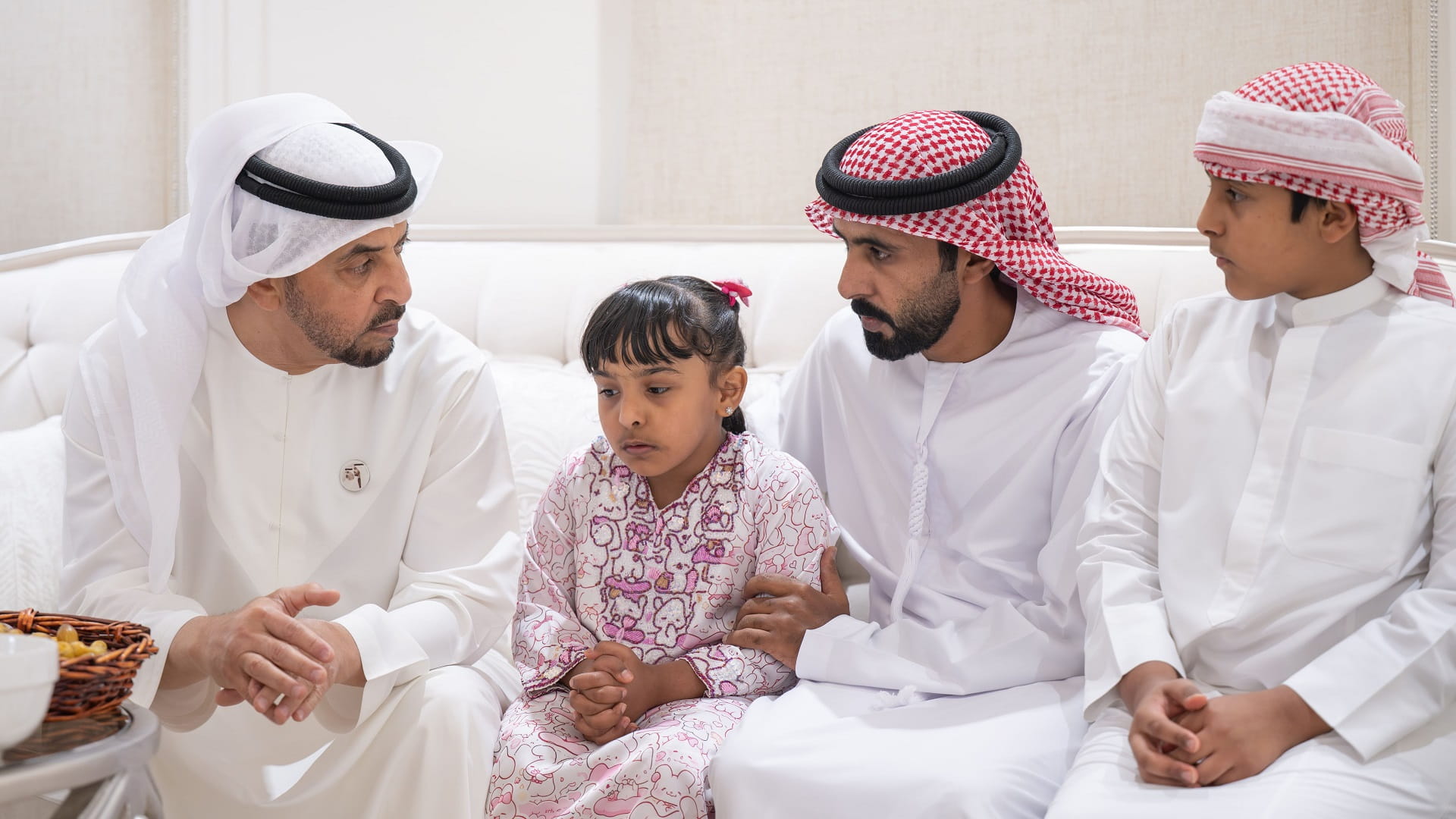 حمدان بن زايد يعزي سالم حمد المنصوري في وفاة ابنته بمدينة الظنة 