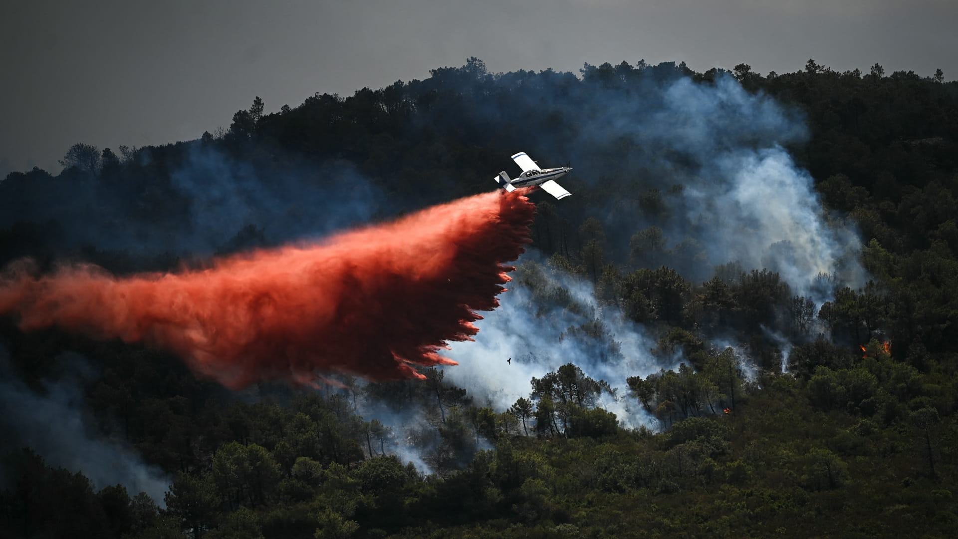 حريق فرنسا يصل إلى مرسيليا وسط استنفار وإغلاق مطارها 