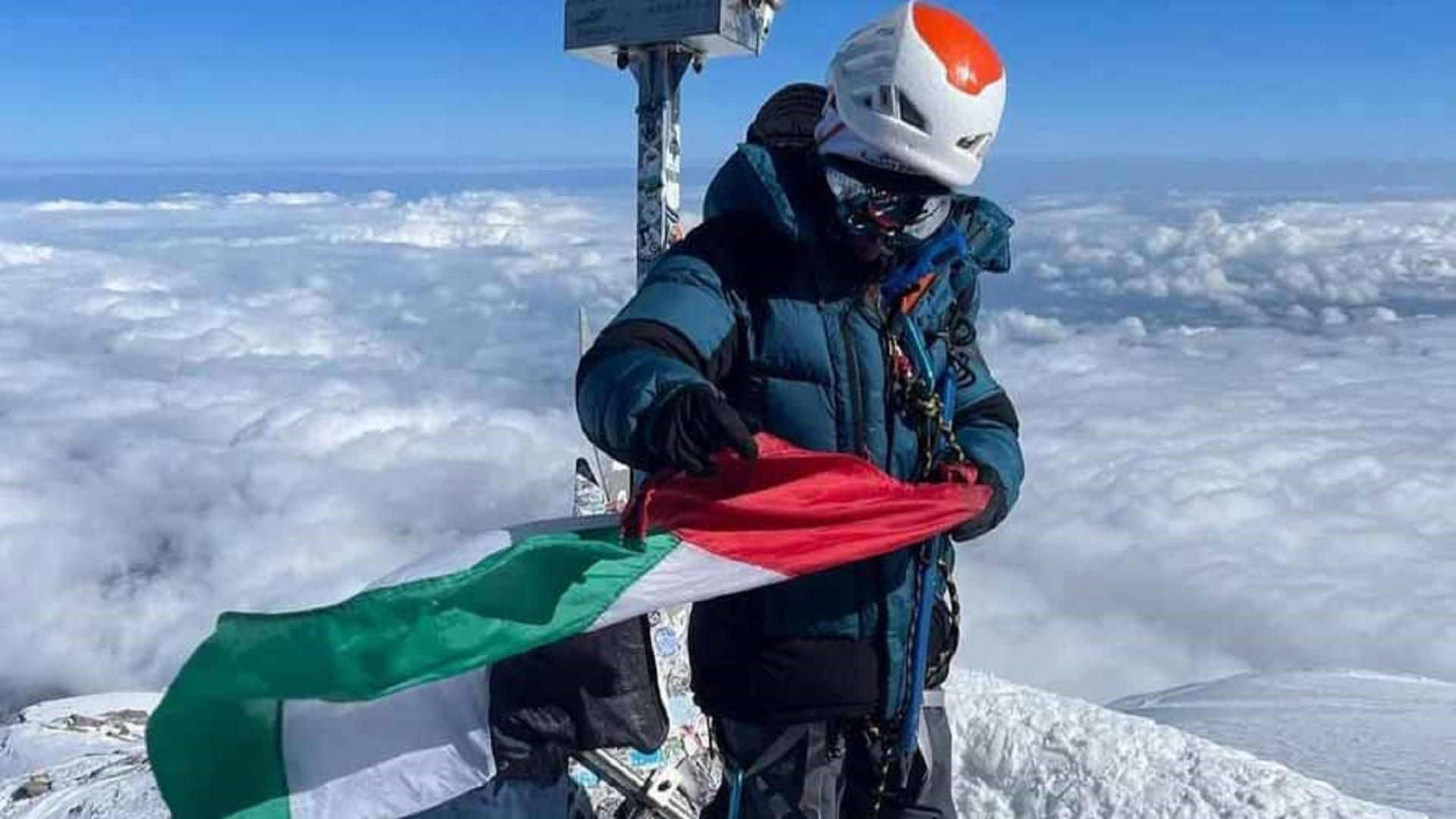 فاطمة العوضي.. أصغر إماراتية تتسلق أعلى قمة في أوروبا 