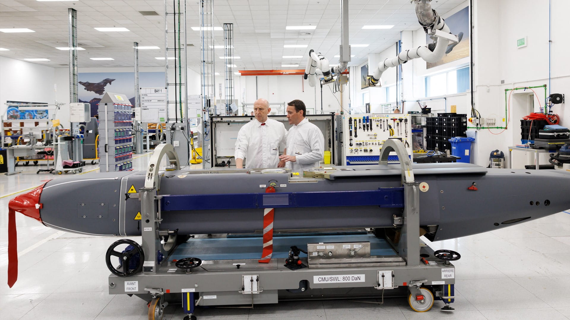 وزيرا دفاع بريطانيا وفرنسا يتفقدان صاروخ ستورم شادو بمصنع MBDA بإنجلترا