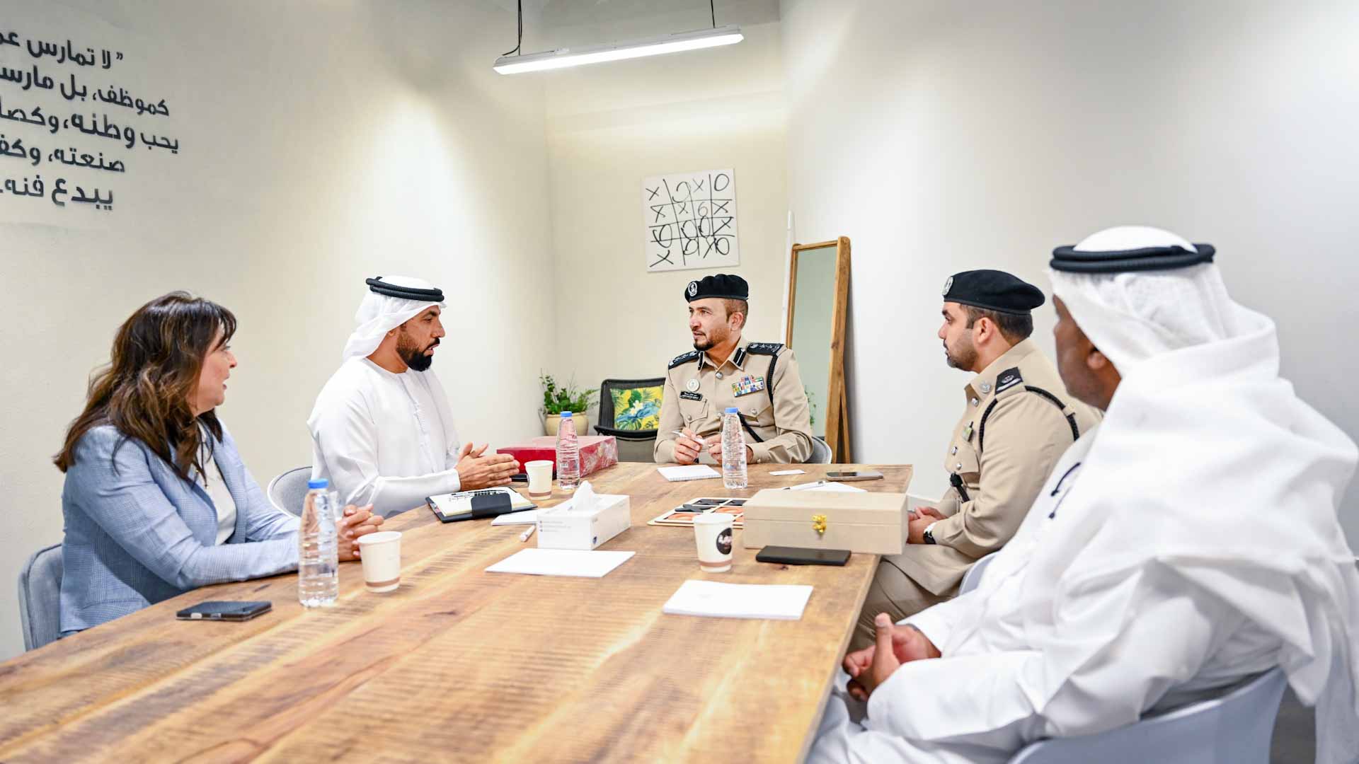 شرطة الشارقة والعربية للطيران تبحثان سبل تطوير الخدمات للمنتسبين 