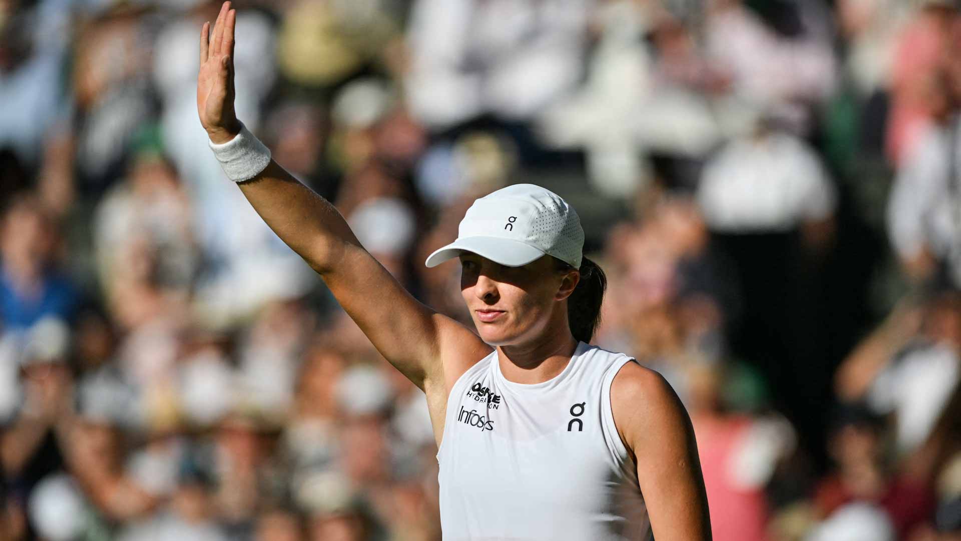 البولندية شفيونتيك تتأهل لنهائي بطولة ويمبلدون للتنس  