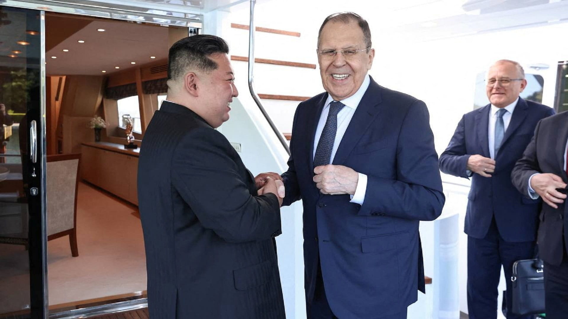 زعيم كوريا الشمالية يستقبل وزير الخارجية الروسي 