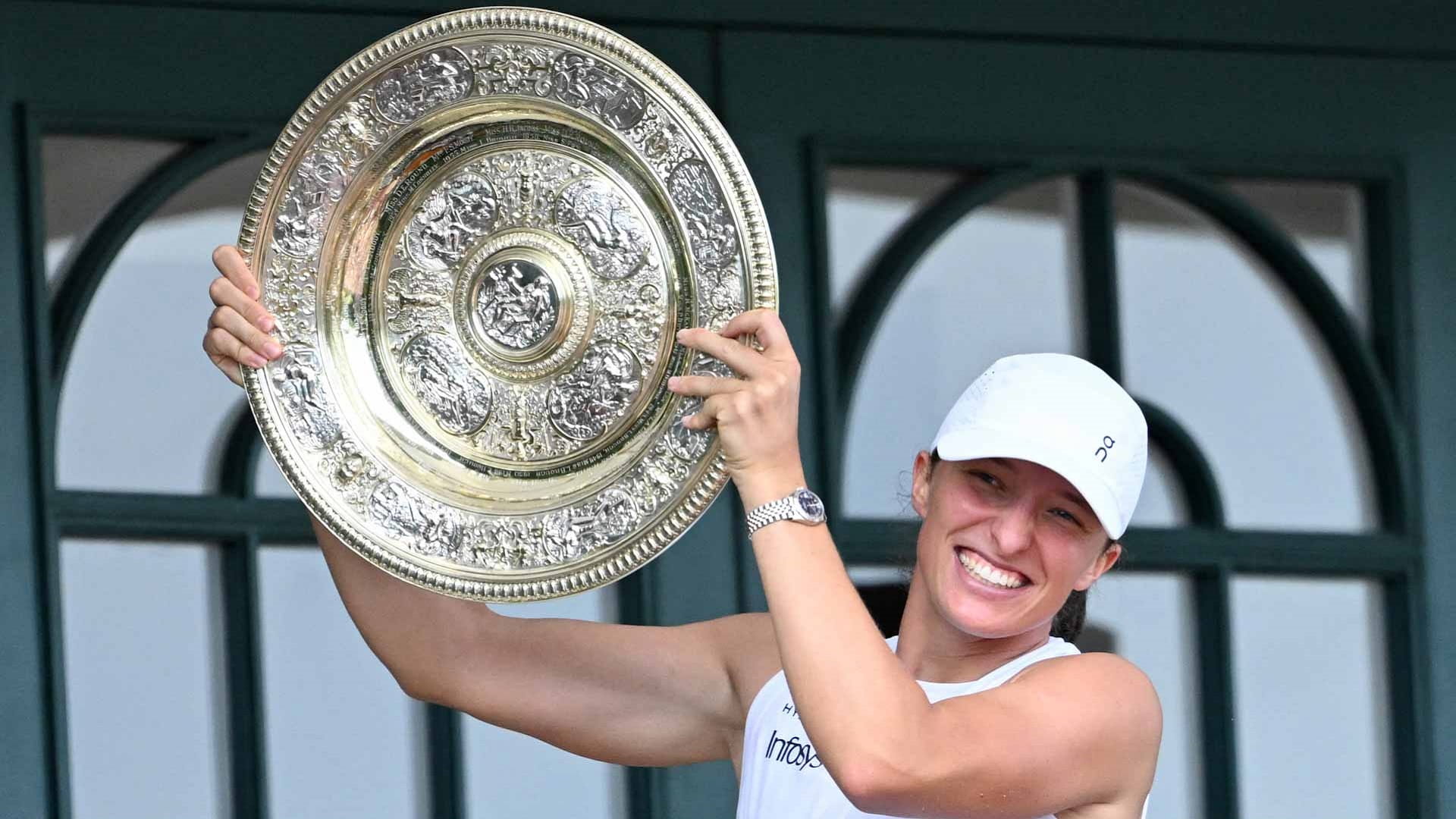 Świątek claims first Wimbledon title 