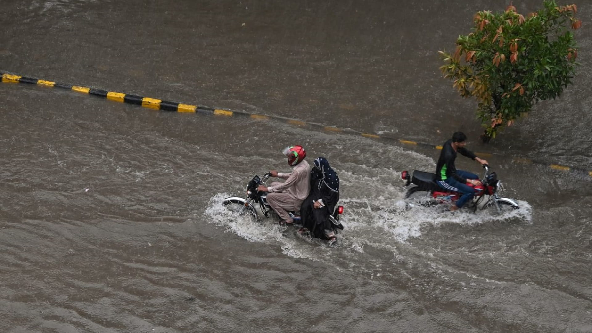 الأمطار الغزيرة تتسبب بوفاة 104 أشخاص وإصابة 200 في باكستان