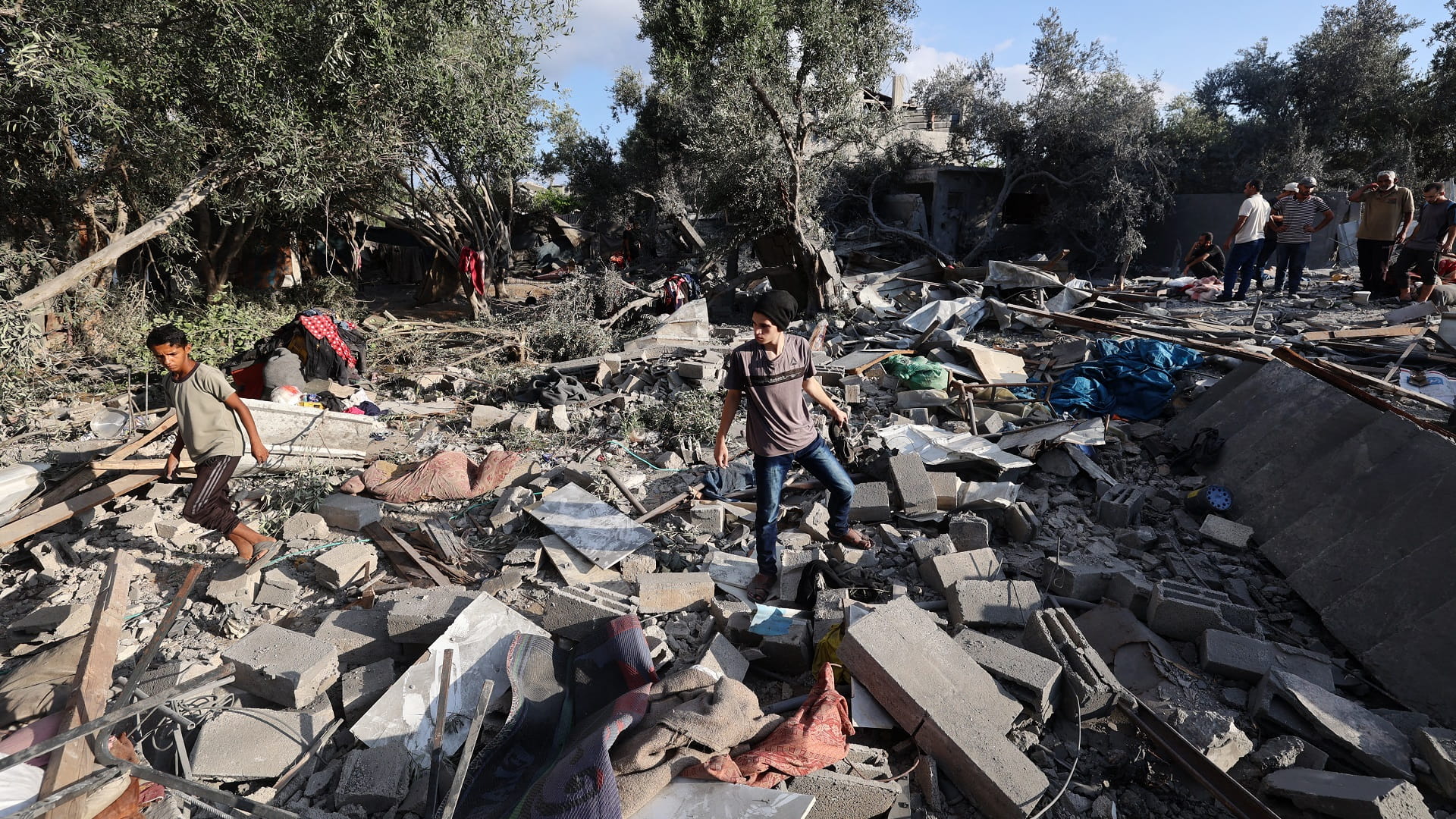 استشهاد 43 فلسطينياً وإصابة العشرات في ضربات إسرائيلية على غزة 