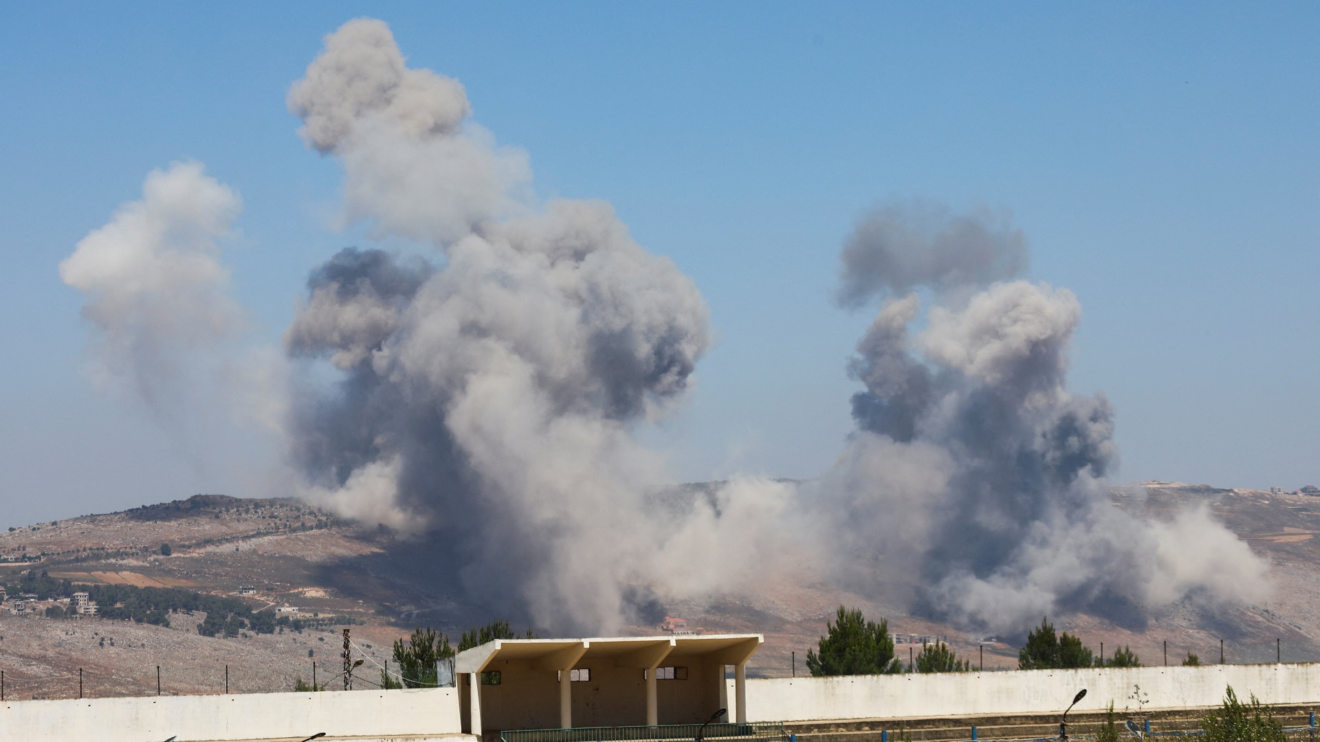 مقتل 12 بينهم 5 من حزب الله بغارات إسرائيلية على شرق لبنان 