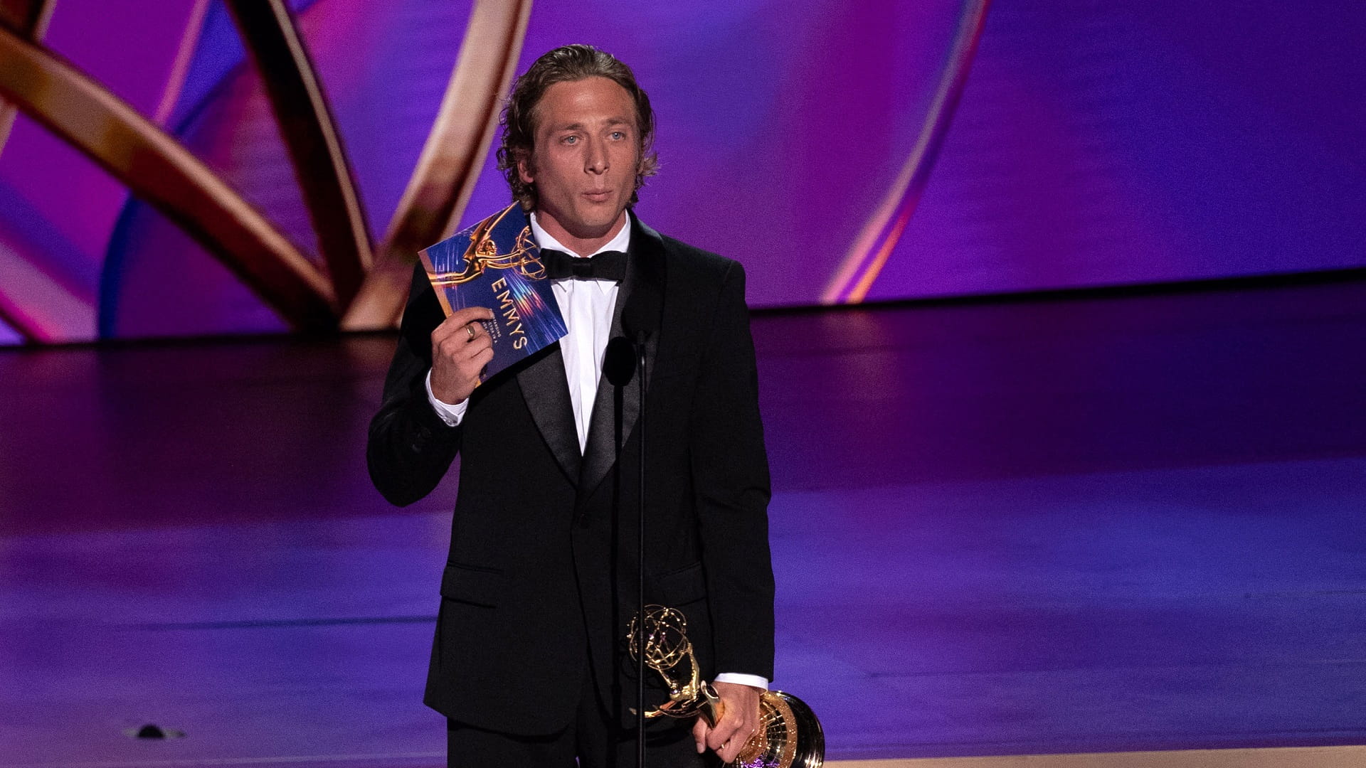 مسلسل "سيفيرانس" يتصدّر السباق إلى جوائز إيمي بنيله 27 ترشيحاً