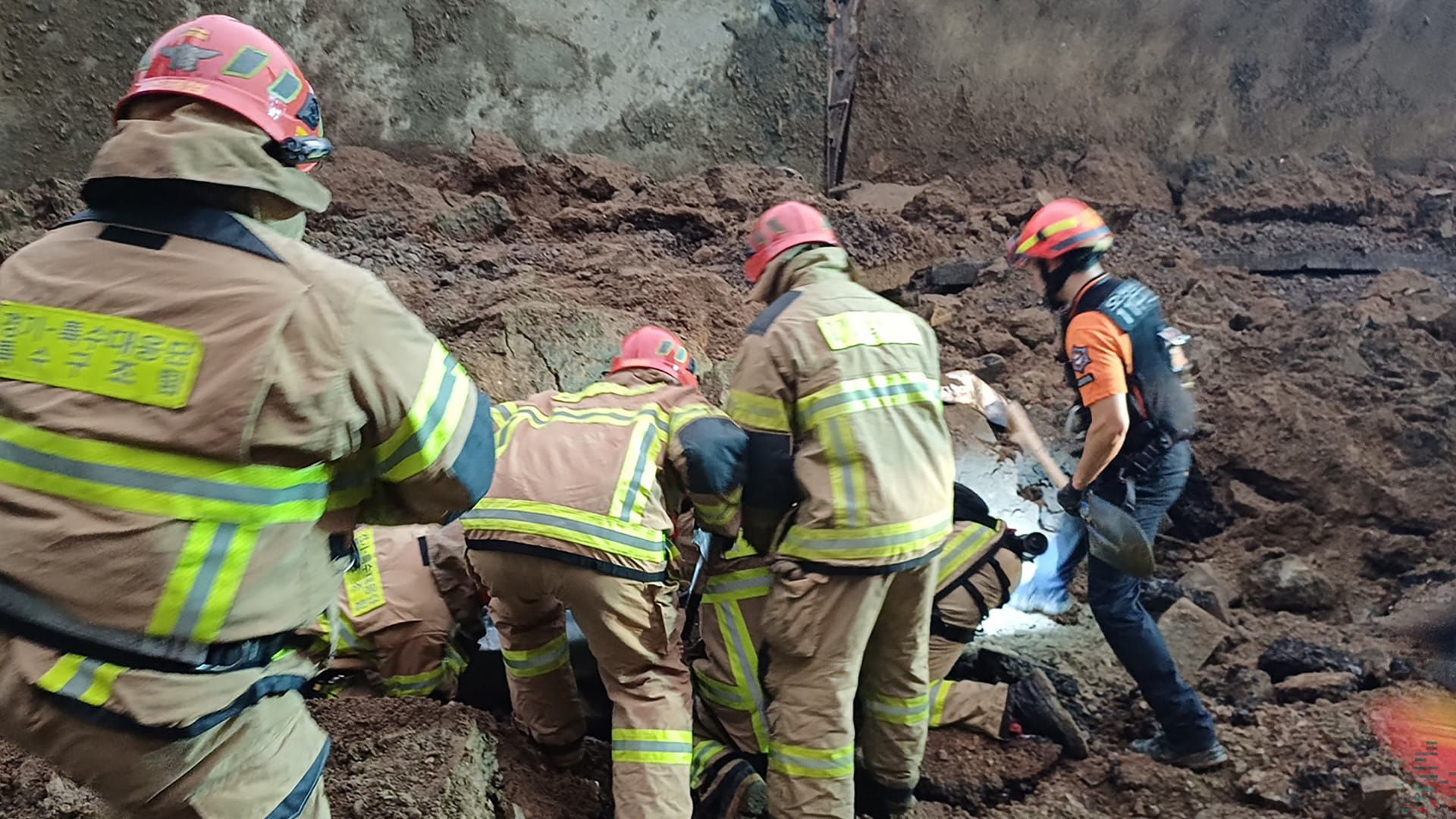 صورة بعنوان: وفاة 3 أشخاص وإجلاء أكثر من 100 جراء أمطار غزيرة تجتاح كوريا الجنوبية 