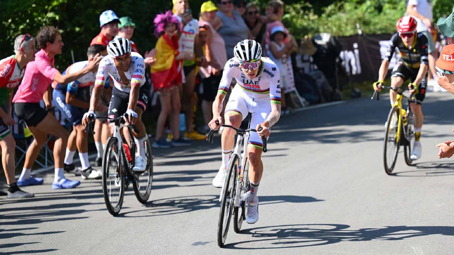 "الإمارات للدراجات" يفرض سيطرته في طواف فرنسا بفوزه بالمرحلة الـ12 