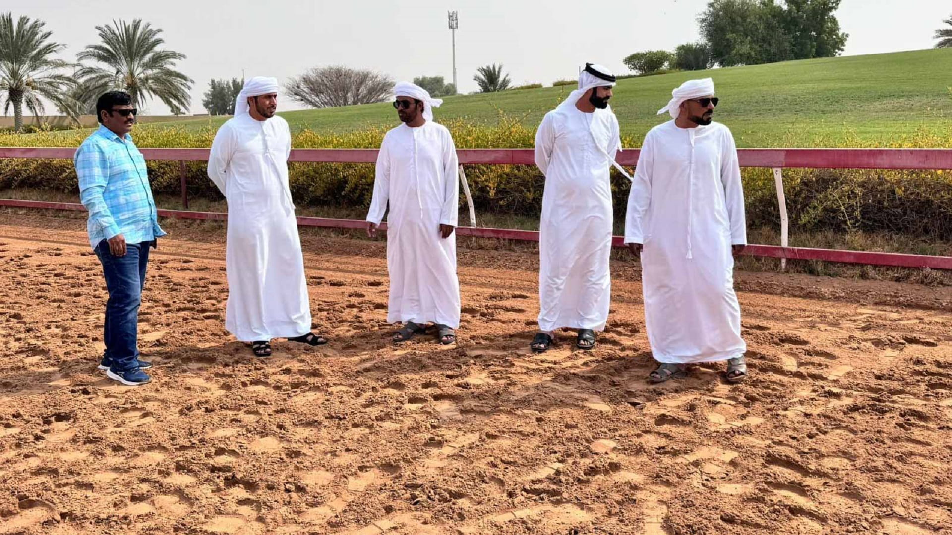 فريق نادي دبي لسباقات الهجن يجري زيارة ميدانية لميدان الذيد 