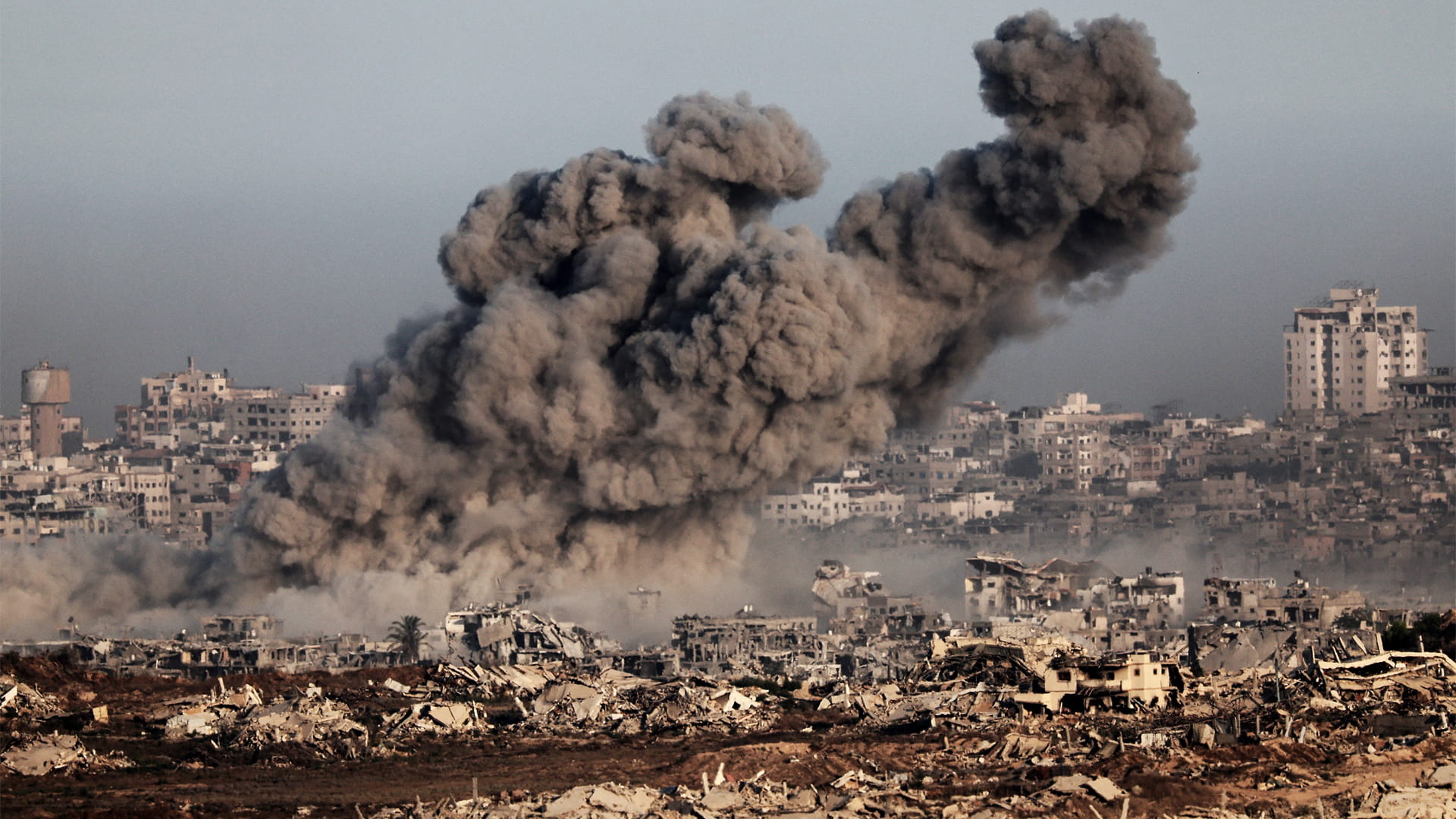 الدفاع المدني بغزة يعلن استشهاد 14 فلسطينياً في غارات إسرائيلية 