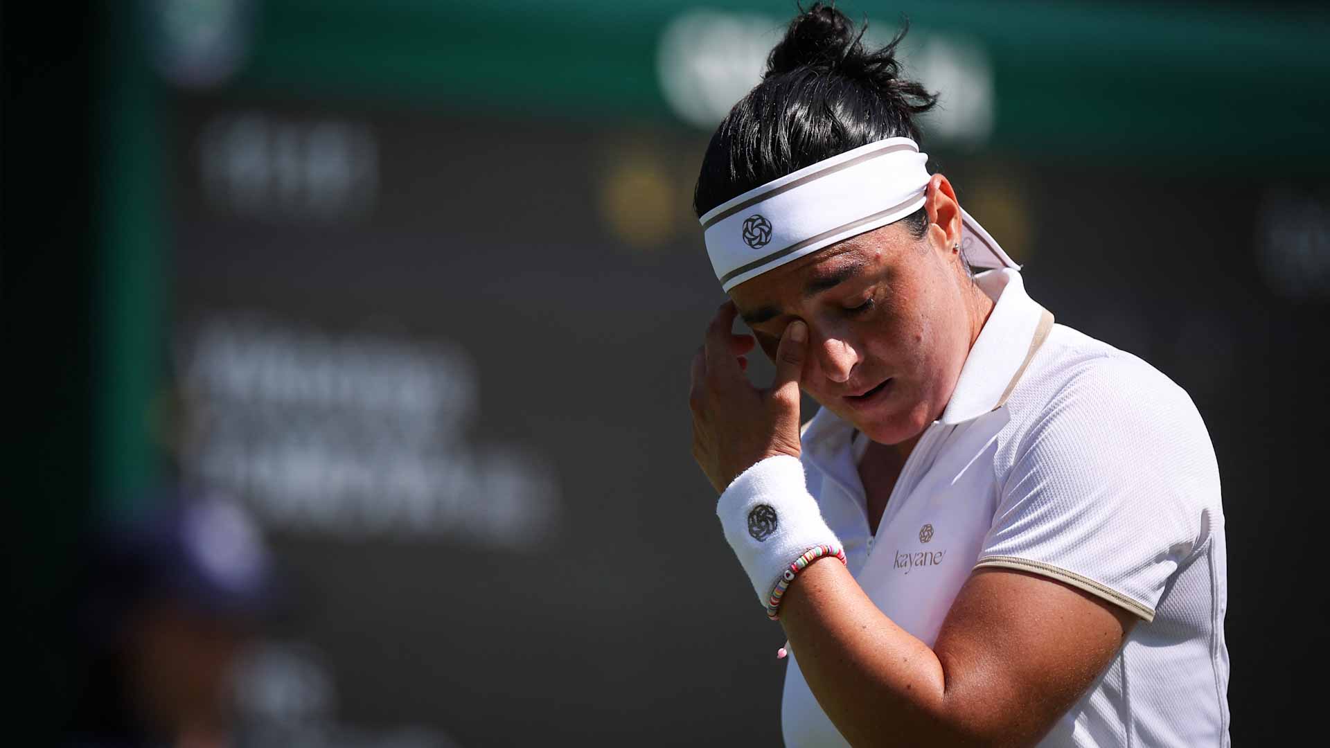 النجمة التونسية أنس جابر تعلق مسيرتها في ملاعب التنس 